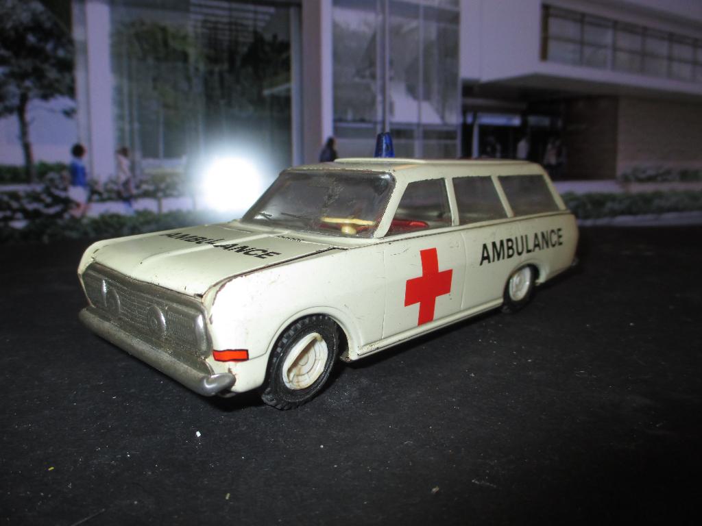 1:30 Opel Rekord B Car-A-Van - EHRI DDR Rode Kruis Ambulance, Hobby en Vrije tijd, Modelauto's | 1:32, Ophalen of Verzenden, Gebruikt