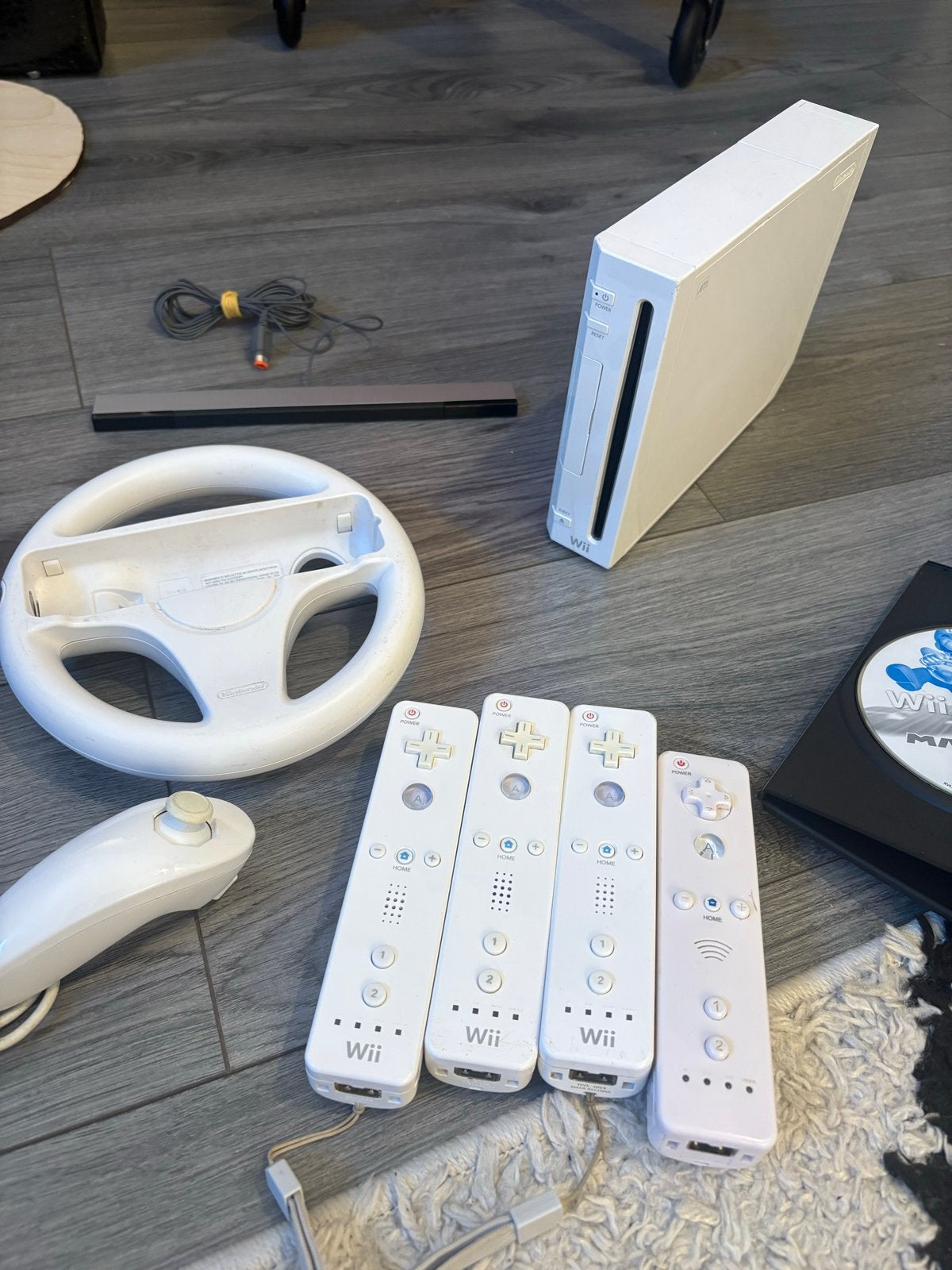 Wii Console Bundel met 4 controllers, stuur en games, Spelcomputers en Games, Ophalen, Zo goed als nieuw, Met 3 controllers of meer
