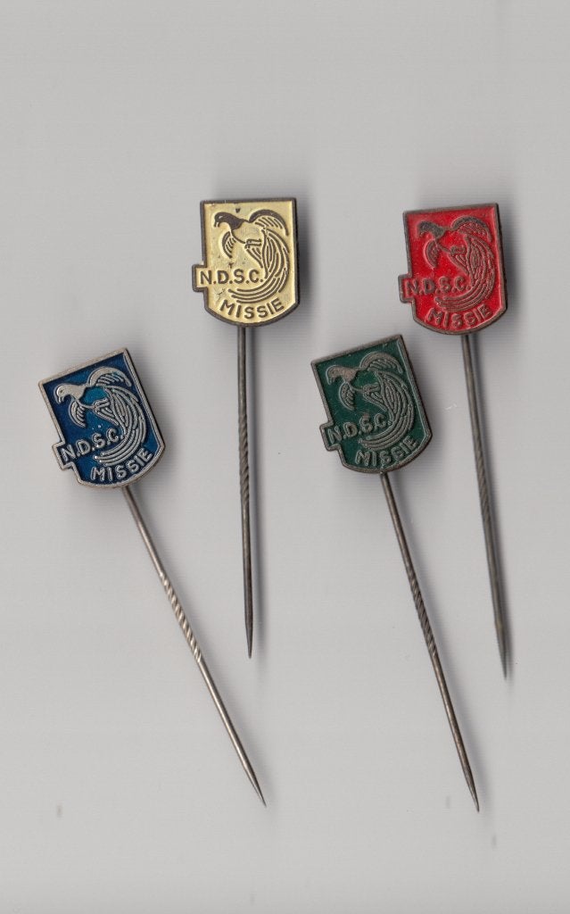 Missie NDSC Paradijsvogel speldjes, Verzamelen, Gebruikt, Niet vindbaar, Niet vindbaar, Speldje of Pin