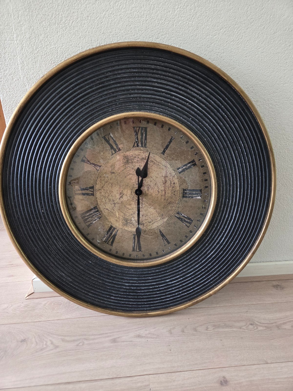 Grote wandklok, zwart met goud, 80 cm diameter, Huis en Inrichting, Woonaccessoires | Klokken, Ophalen, Wandklok