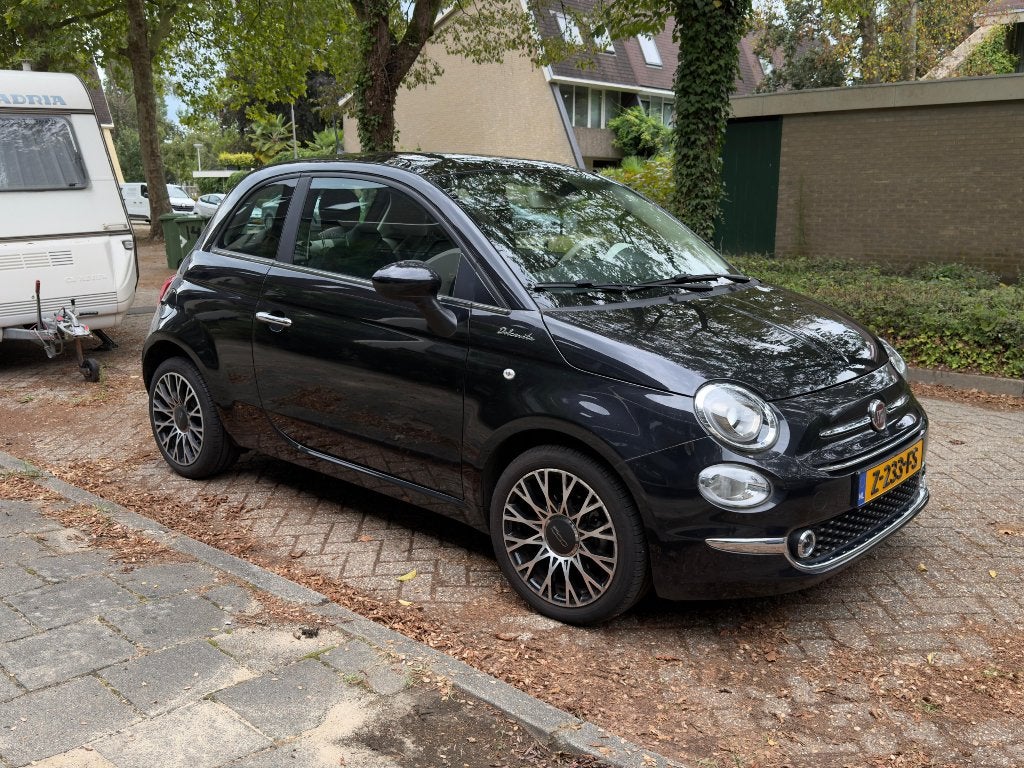 Fiat 500 1.0 70pk Hybrid 2022 Zwart apk tot aug. 2028, Auto's, Fiat, 40 €/maand, Beige, 4 stoelen, Zwart