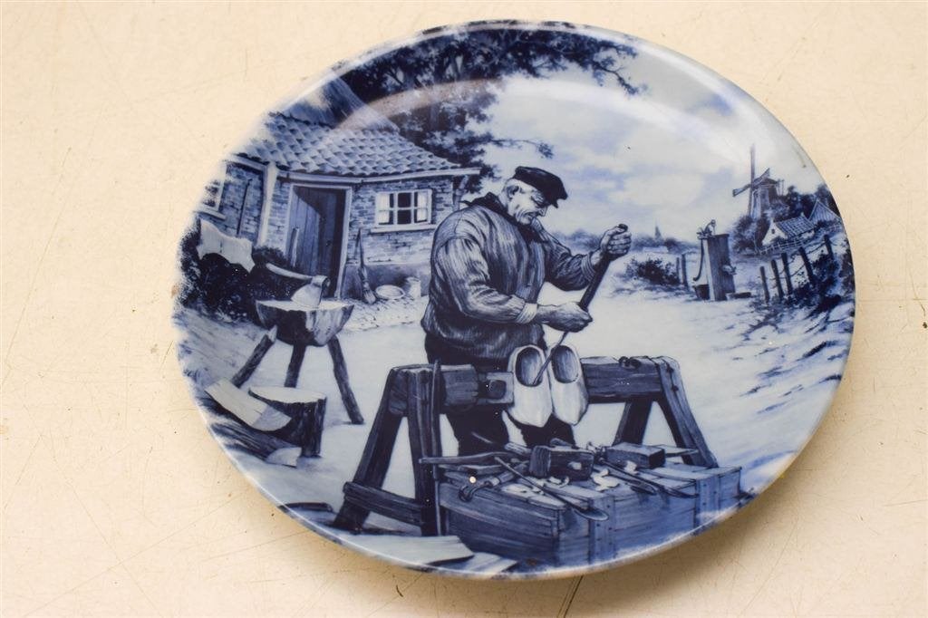 Delft Blauw porseleinen wandbord een klompenmaker aan het we, Ophalen of Verzenden, Gebruikt