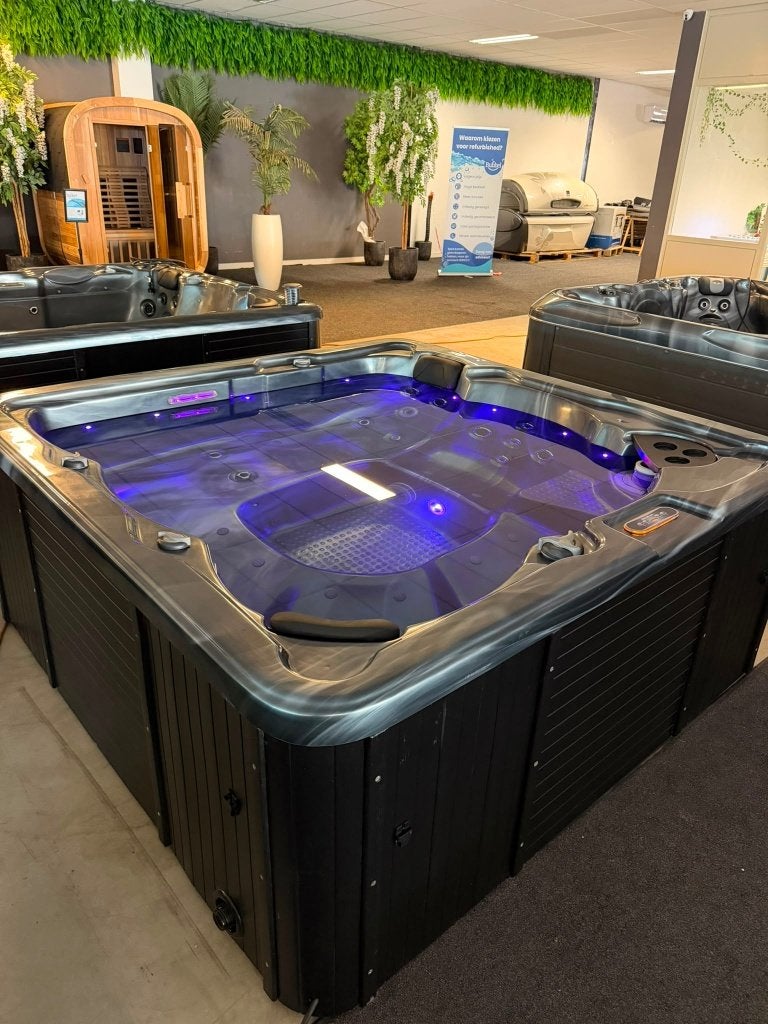 Luxe 5-Persoons Spa / Jacuzzi 200 x 200 cm – 1 Ligplaats, Tuin en Terras, Bubbelbaden en Hottubs, Ophalen, Zo goed als nieuw, Trap