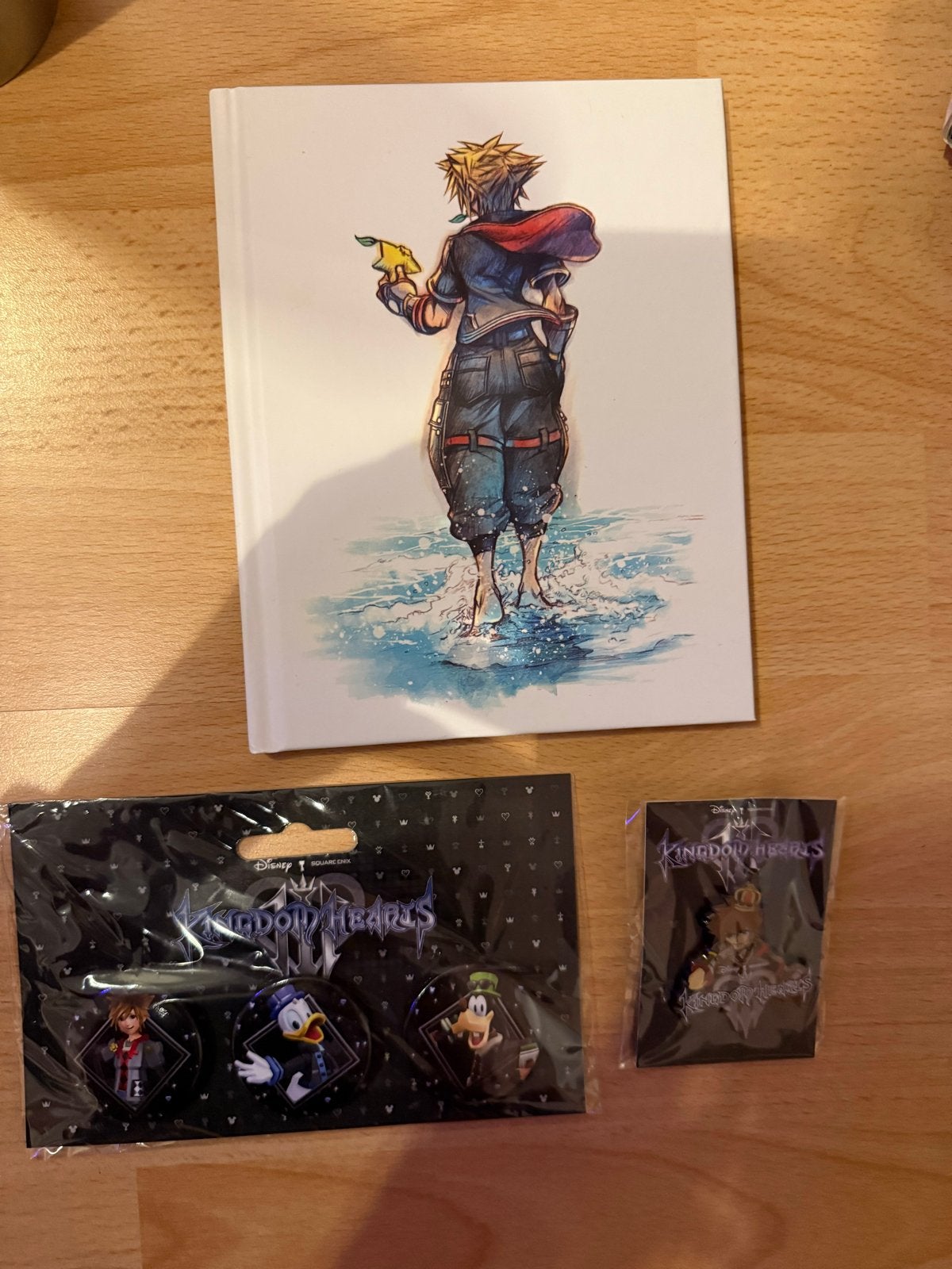 Kingdom Hearts 3 Deluxe Edition Artbook en Pins, Ophalen of Verzenden, Zo goed als nieuw