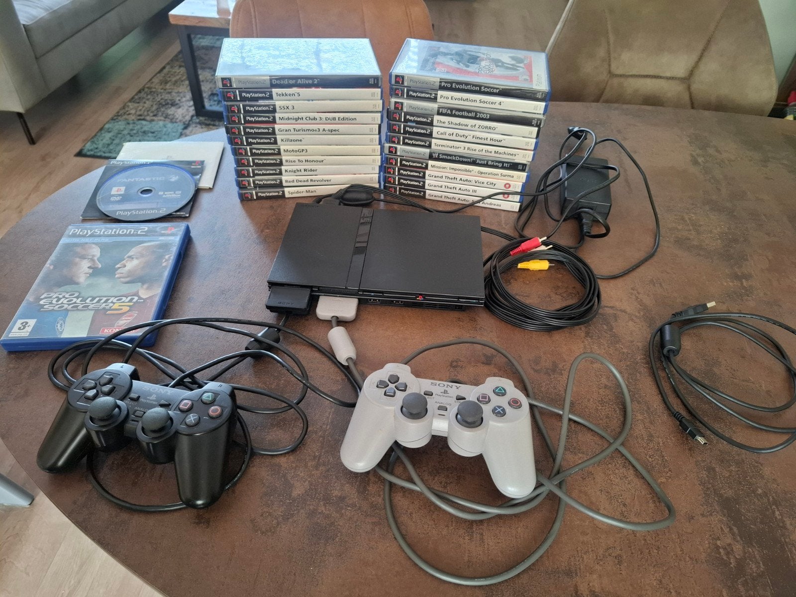 PlayStation 2 Slim met 2 controllers en 20+ games, 2 spelers, Ophalen of Verzenden, Gebruikt, Vanaf 3 jaar