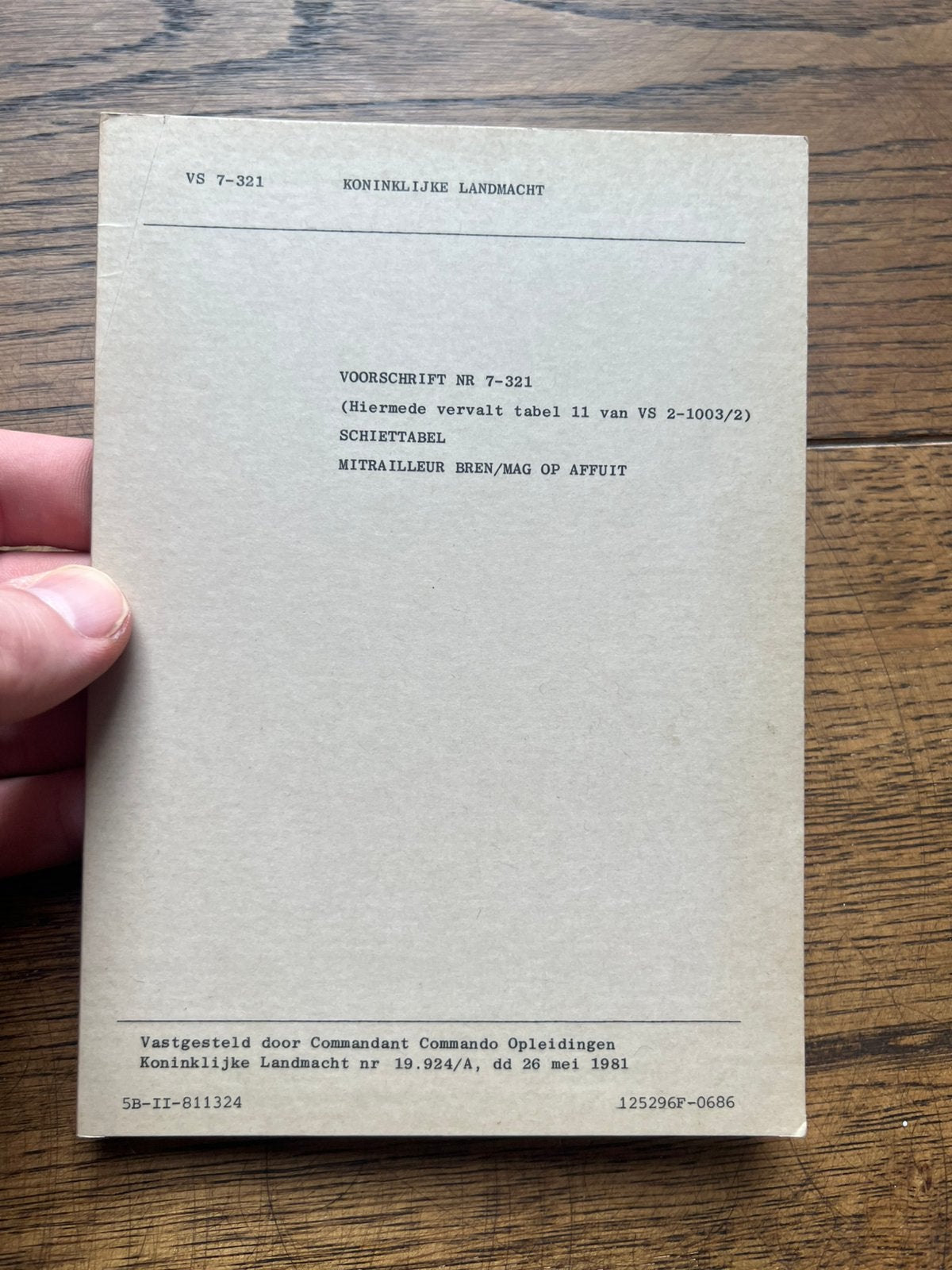 KL Defensie Schiet tabel Bren Gun / MAG op affuit, Verzamelen, Verzenden, Nederland, Embleem of Badge, Landmacht