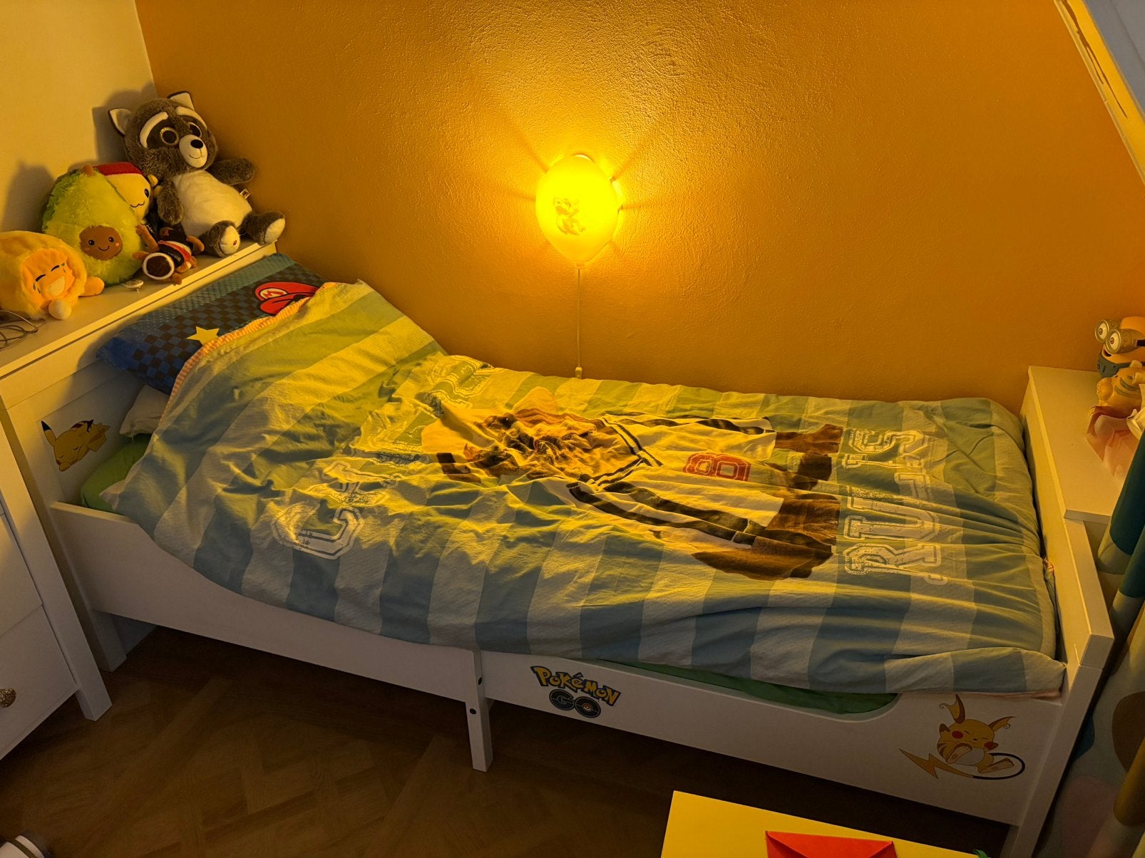 Pokemon bed 80 x 200 cm Ikea / Pikachu en nachtlamp, Kinderen en Baby's, Ophalen, Zo goed als nieuw, 180 cm of meer, 70 tot 85 cm