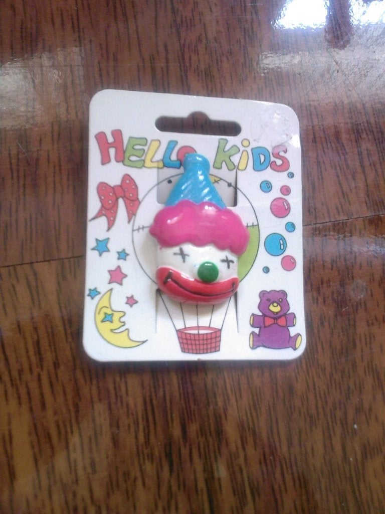 Clown haar speldjes/broches, carnaval idee of kinderfeestje?, Carnaval, Verzenden, Nieuw, Accessoires