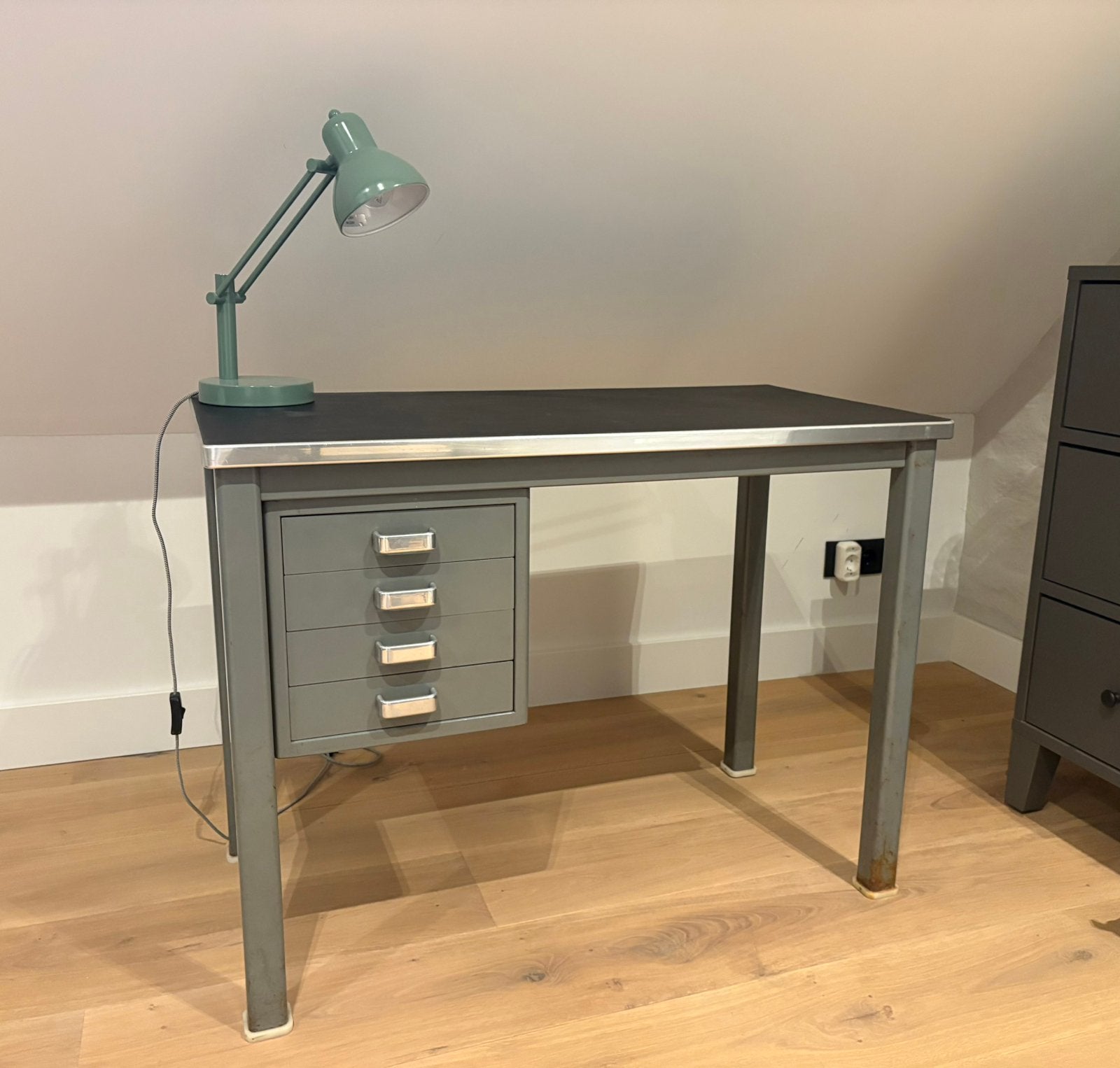 Stalen bureau grijs, Ophalen, Metaal, 50 cm, Zo goed als nieuw