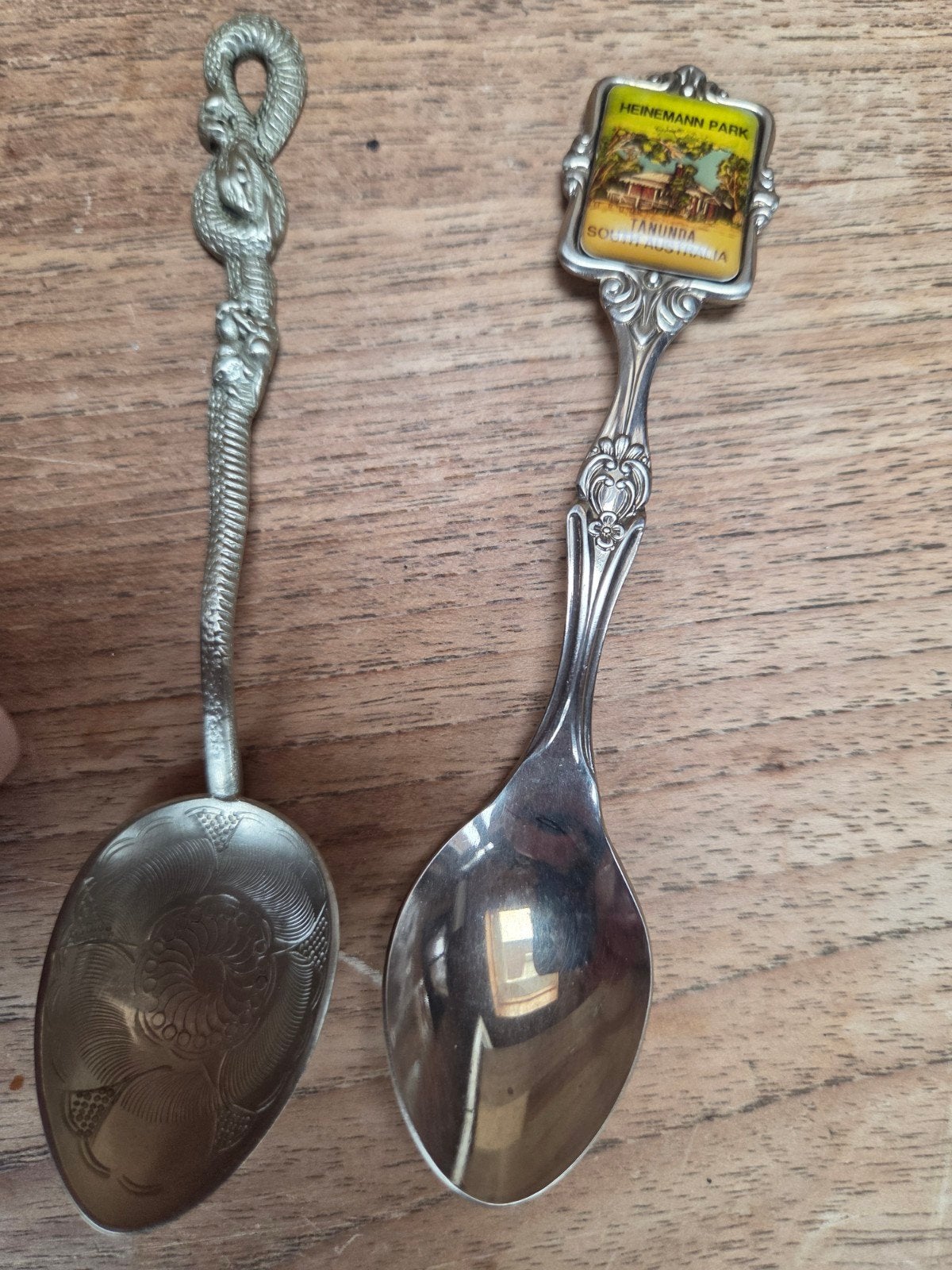Set van 2 Vintage Souvenir Lepels: Australië & Slang, Antiek en Kunst, Antiek | Bestek, Ophalen of Verzenden