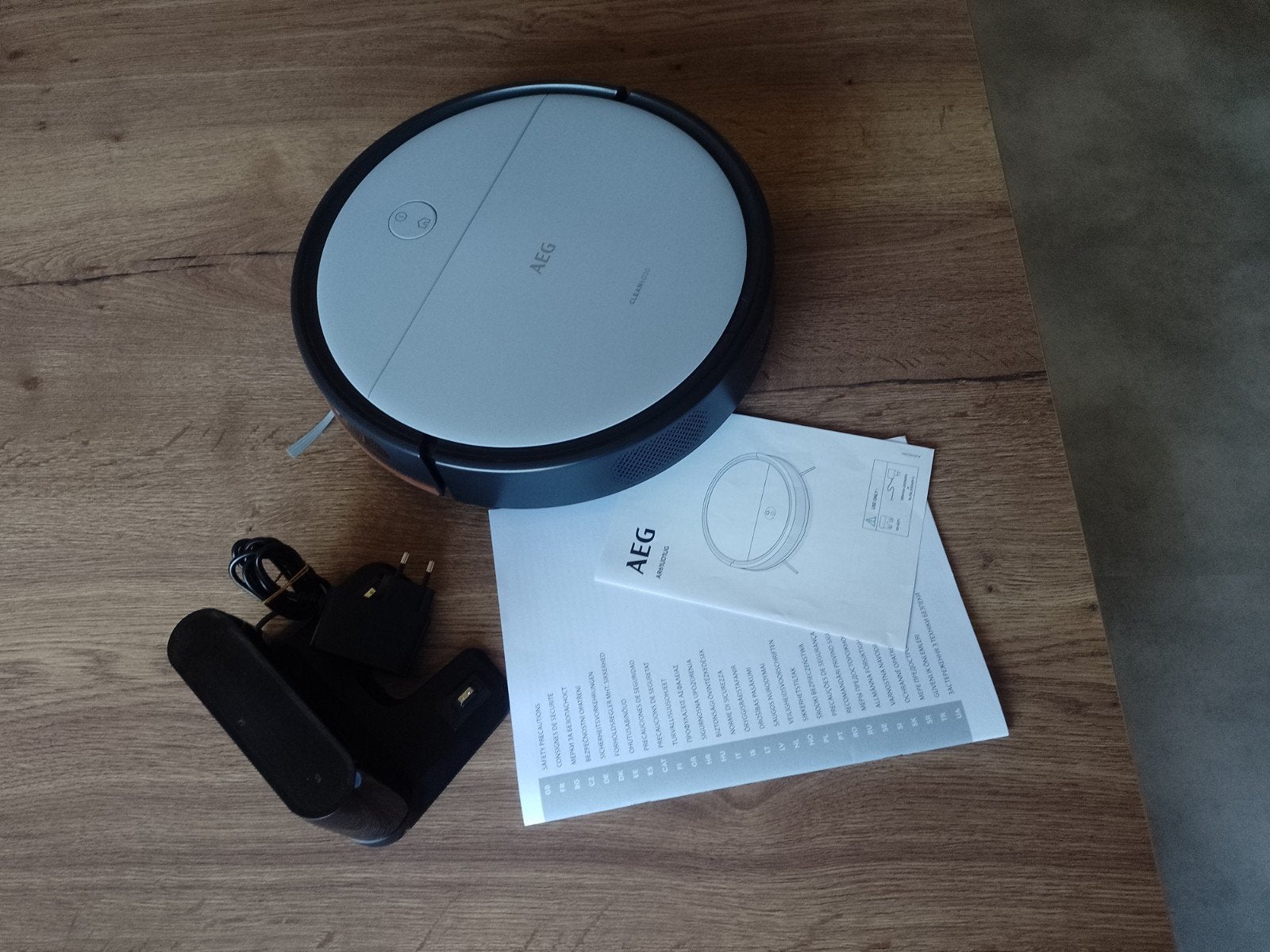 AEG Robotstofzuiger AR61UD1UG - Zo goed als nieuw, Witgoed en Apparatuur, Stofzuigers, Ophalen of Verzenden, Zo goed als nieuw