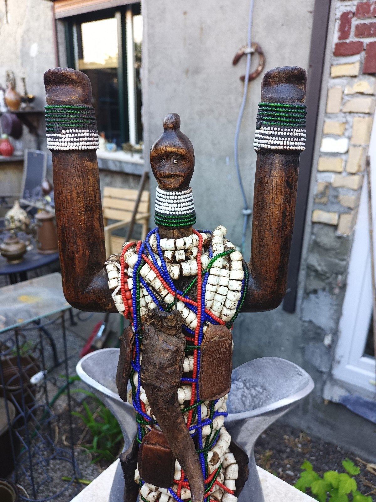 Unieke Afrikaanse kunst: Handgemaakt beeld met kralen, Antiek en Kunst, Kunst | Niet-Westerse kunst, Ophalen of Verzenden