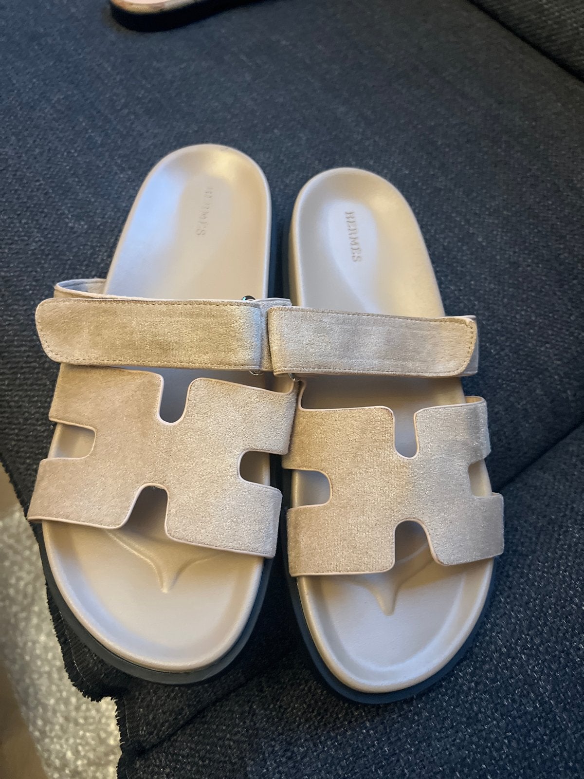 Hermes slippers dames - Zo goed als nieuw, Slippers, Beige, Nieuw, Ophalen of Verzenden