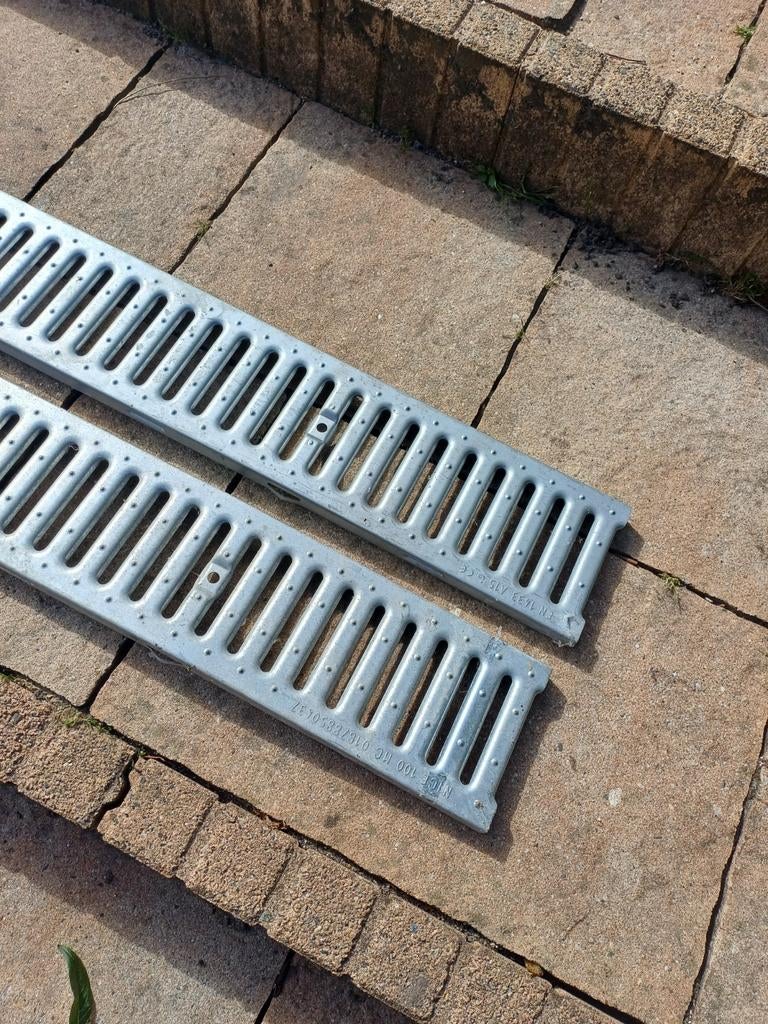 2x Verzinkte afvoergoot roosters (1 meter per stuk), Ophalen, Gebruikt
