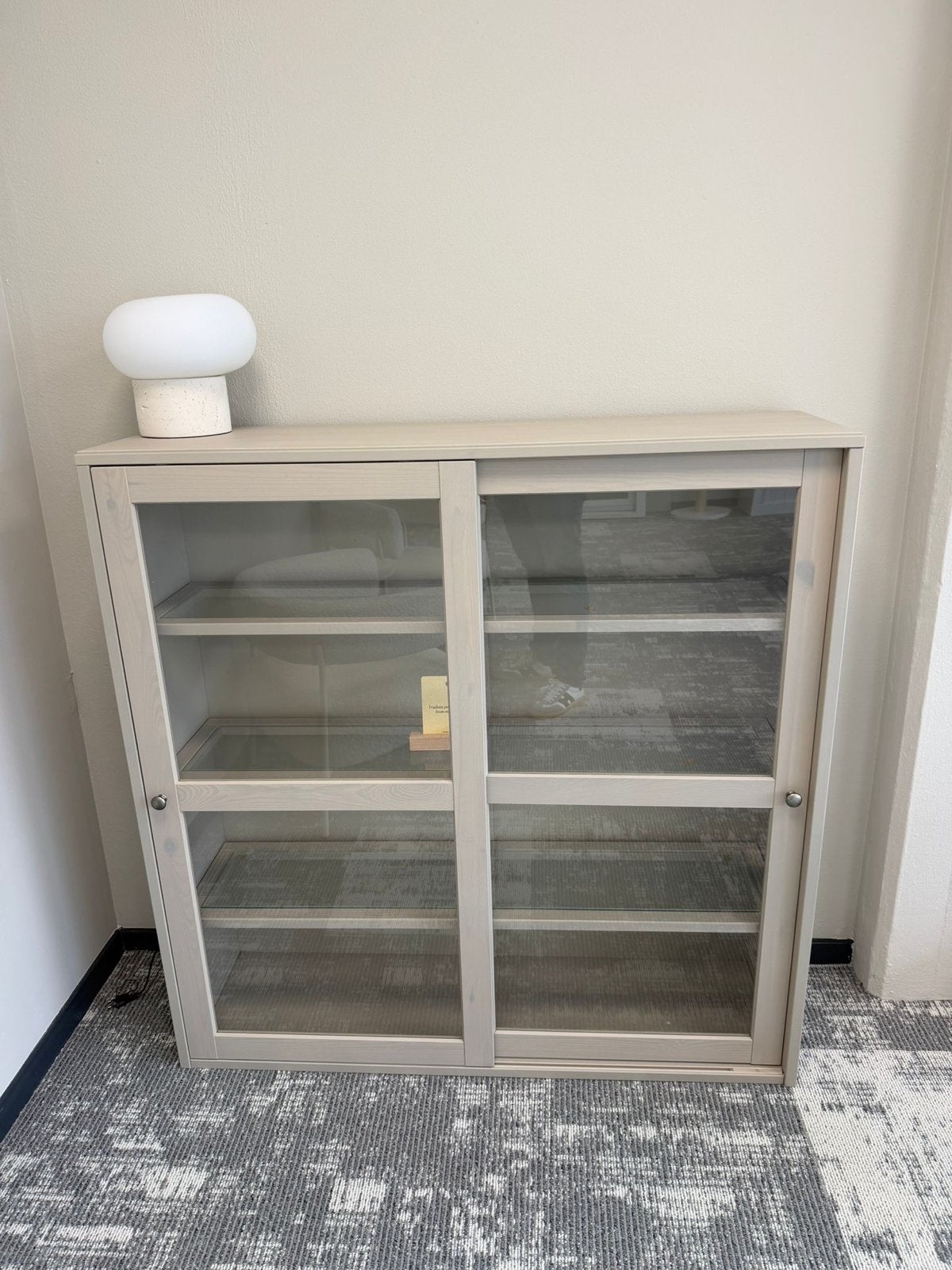 IKEA HAVSTA Vitrinekast met glazen schuifdeuren, grijsbeige, 100 tot 150 cm, Ophalen of Verzenden, Zo goed als nieuw, Grenenhout