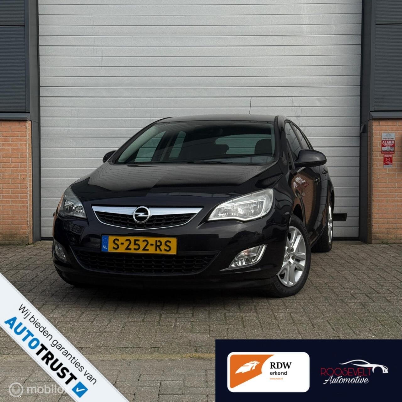 Opel Astra J 1.6 Edition / AUTOMAAT / PDC / LAGE KM / OND, Euro 5, 680 kg, 116 pk, Zwart