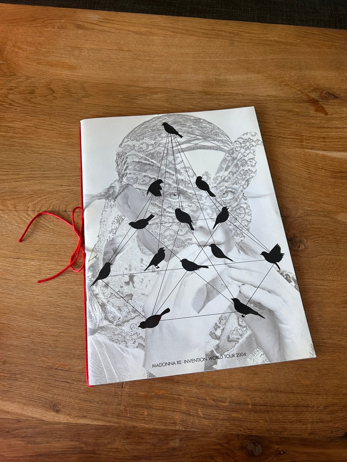 Madonna Re‑Invention Tour 2004 Officieel concert Tourbook, Ophalen of Verzenden, Zo goed als nieuw, Boek, Tijdschrift of Artikel