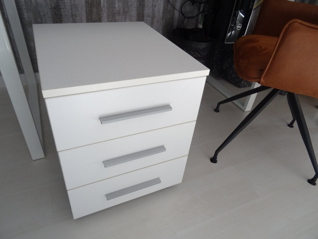 TRENDY NACHTKASTJE MET 3 LADEN - ziet er netjes uit! OP=OP, Ophalen, Gebruikt, Minder dan 45 cm, Minder dan 55 cm