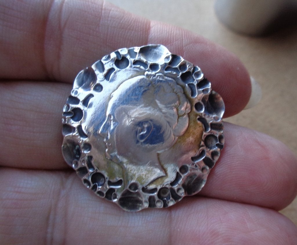 zilveren broche van een oude gulden [407], Verzenden, Zilver, Broche