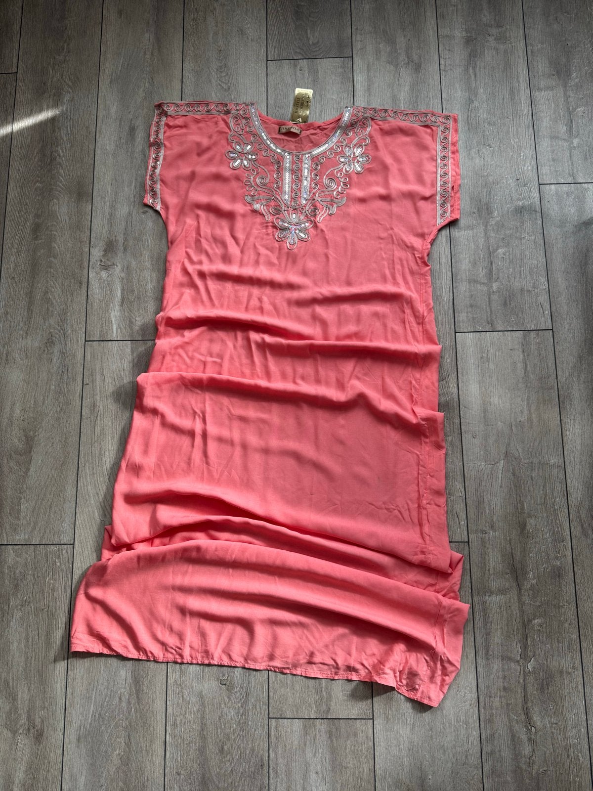 Roze Kaftan met borduursels maat XL- Nieuw, Nieuw, Ophalen of Verzenden, Roze, Onder de knie