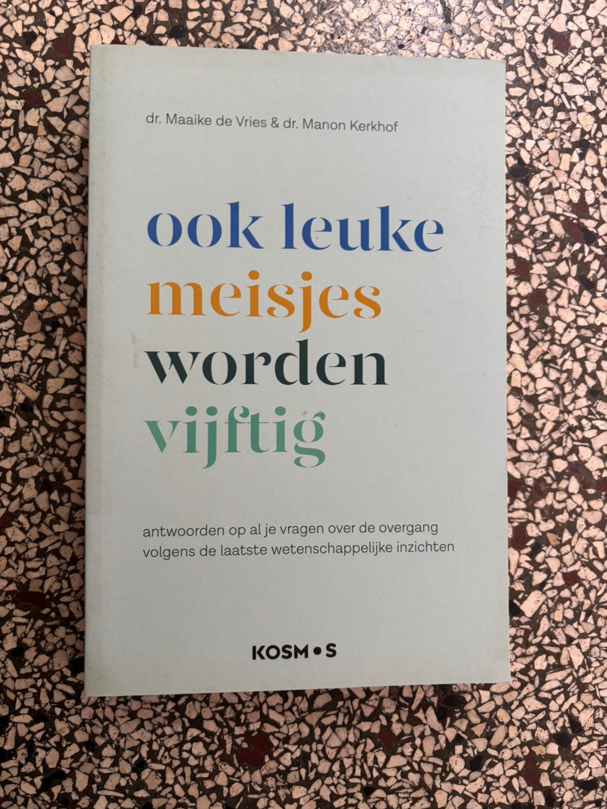 Maaike de Vries - Ook leuke meisjes worden 50, Ophalen of Verzenden, Zo goed als nieuw, Maaike de Vries; Manon Kerkhof