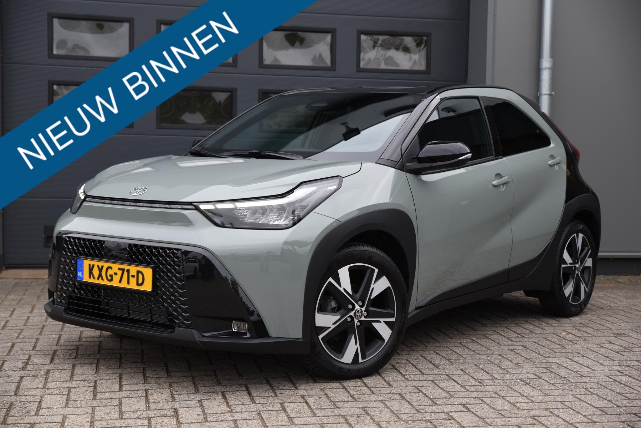 Toyota Aygo X Hybrid 115 envy Adaptieve Cruise - Stoelverwar, Auto's, Dealer onderhouden, Stof, Gebruikt, 4 stoelen