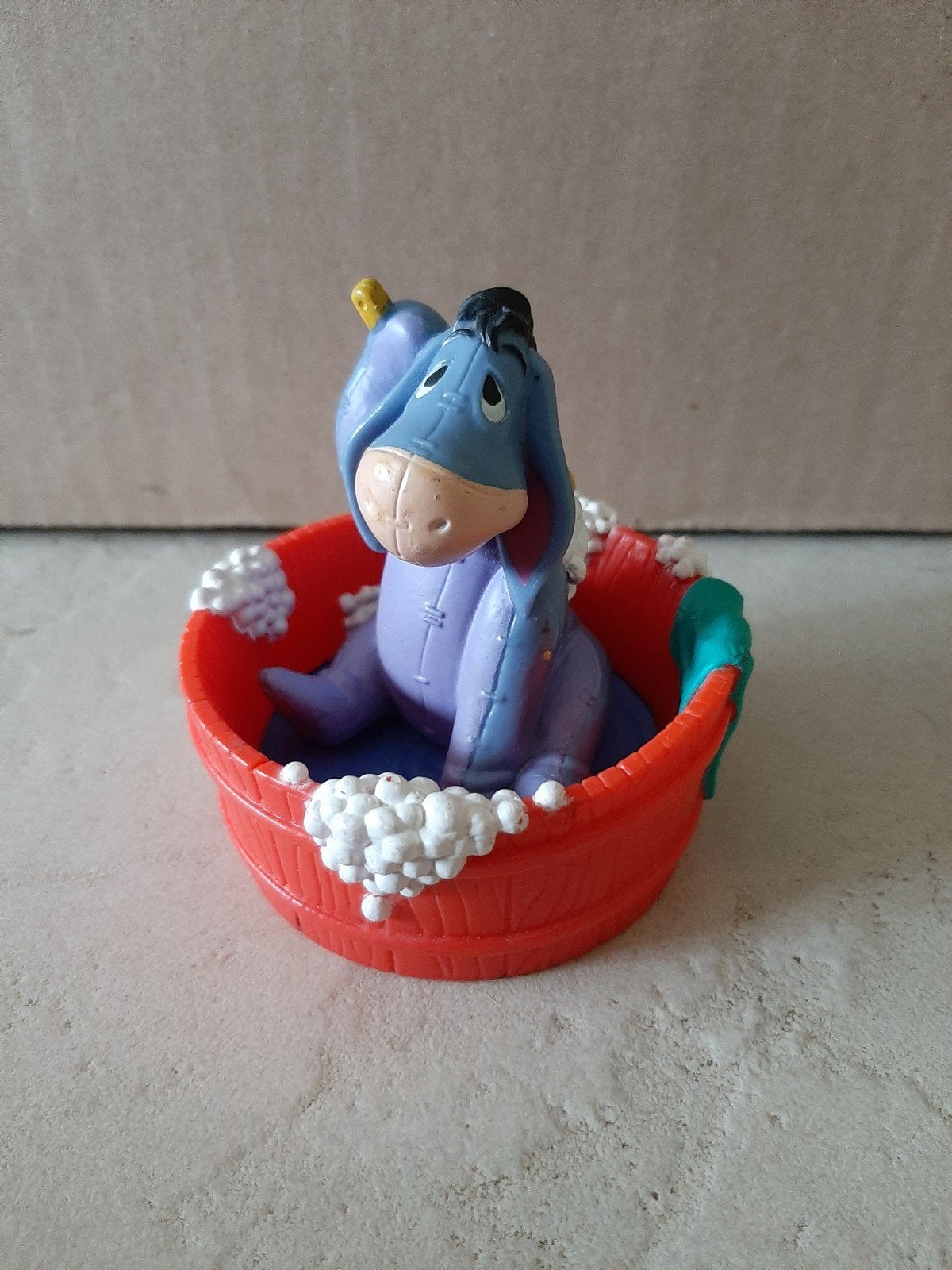 Winnie de Poeh iejoor in bad figuur, Ophalen of Verzenden, Winnie de Poeh of vrienden, Beeldje of Figuurtje