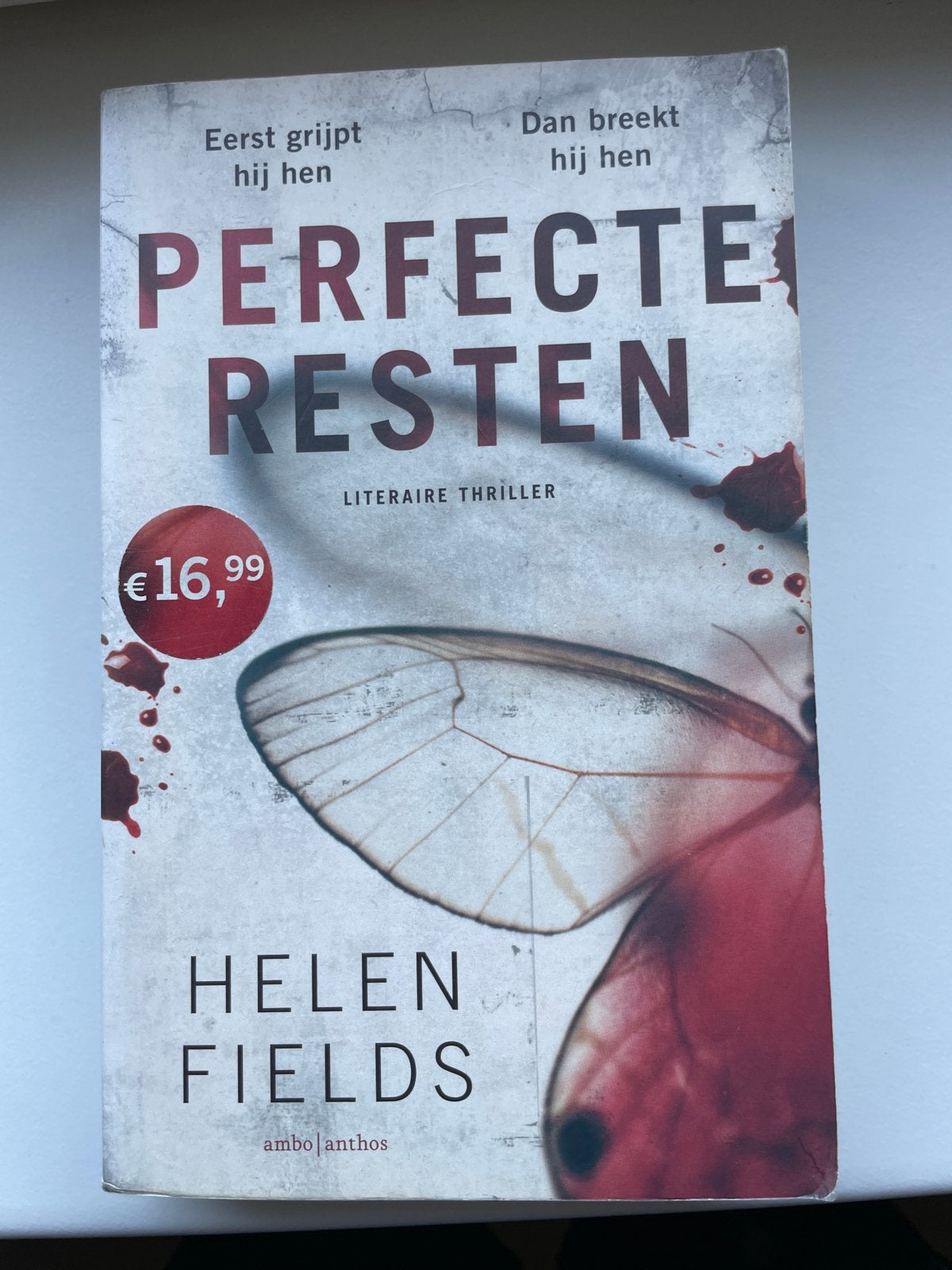 Perfecte Resten - Literaire Thriller van Helen Fields, Boeken, Ophalen of Verzenden, Zo goed als nieuw, Europa overig