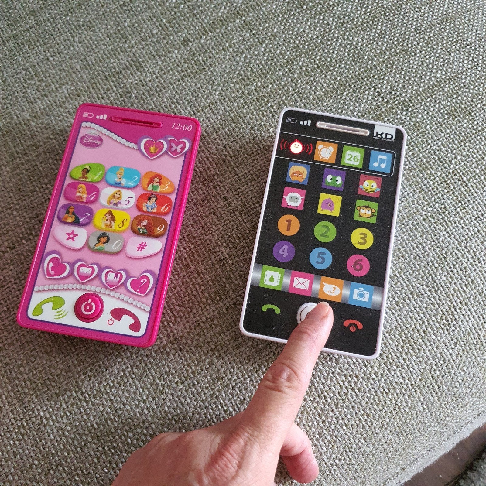 2 x kindertelefoon prinses en figuren licht geluid educatief, Ophalen