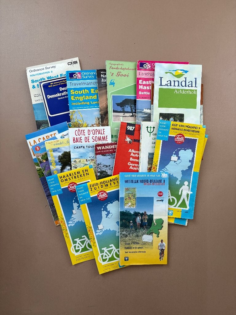 Stapeltje wandel en wegenkaarten, Ophalen, Gebruikt, Papier of Karton, Knutselmateriaal