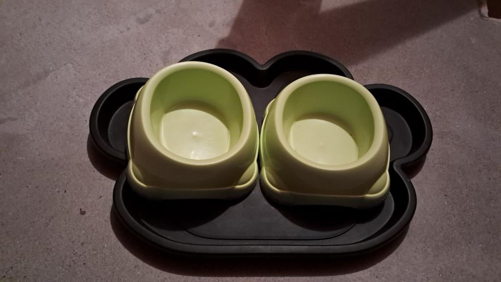 Te koop leuke voer en drinkbakken., Ophalen