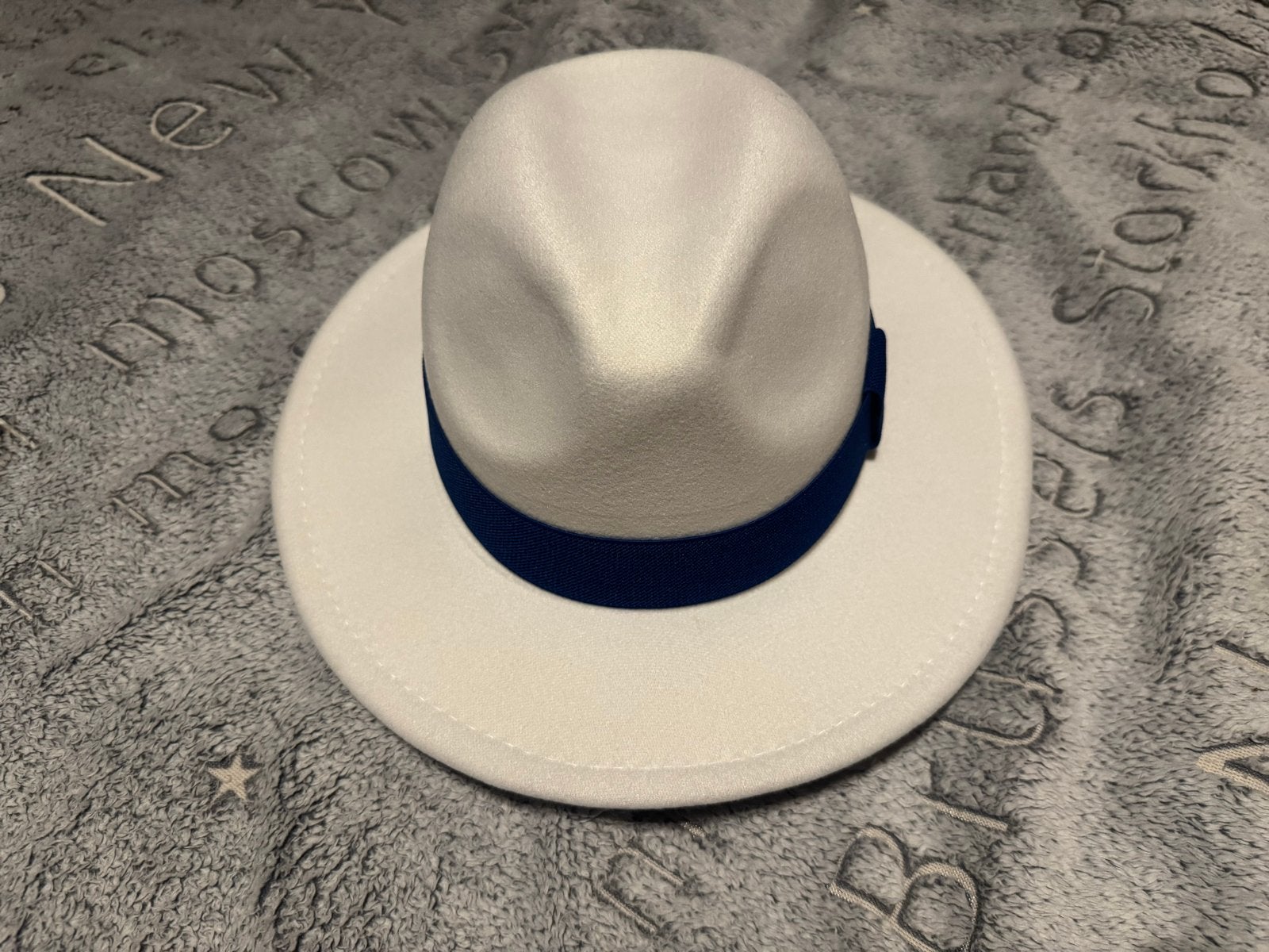 Witte Fedora Hoed met Blauwe Band - Nieuw, Ophalen of Verzenden, Nieuw, One size fits all, Hoed