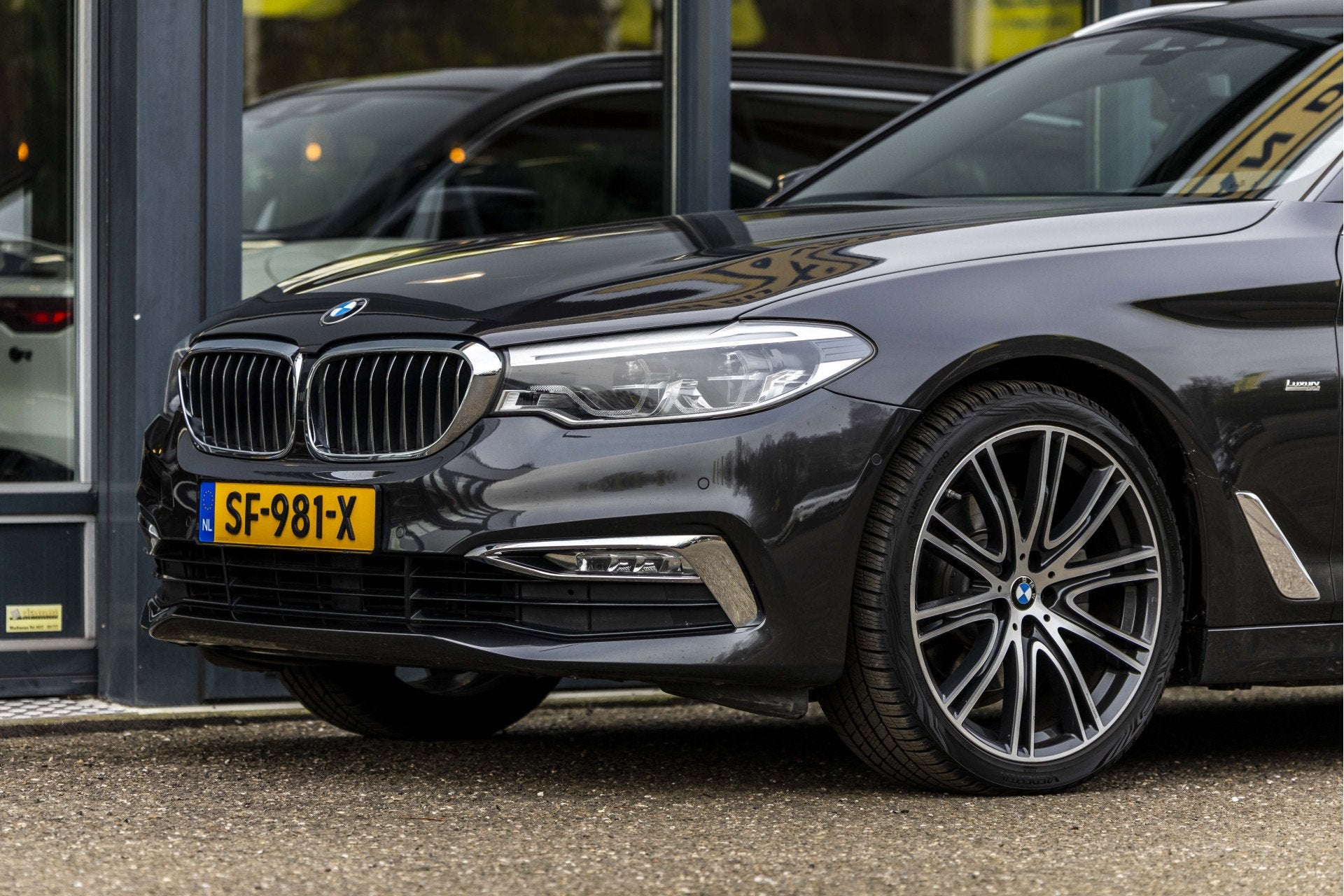Foto 11 van BMW 5 Serie Touring 520i High Executive luxery