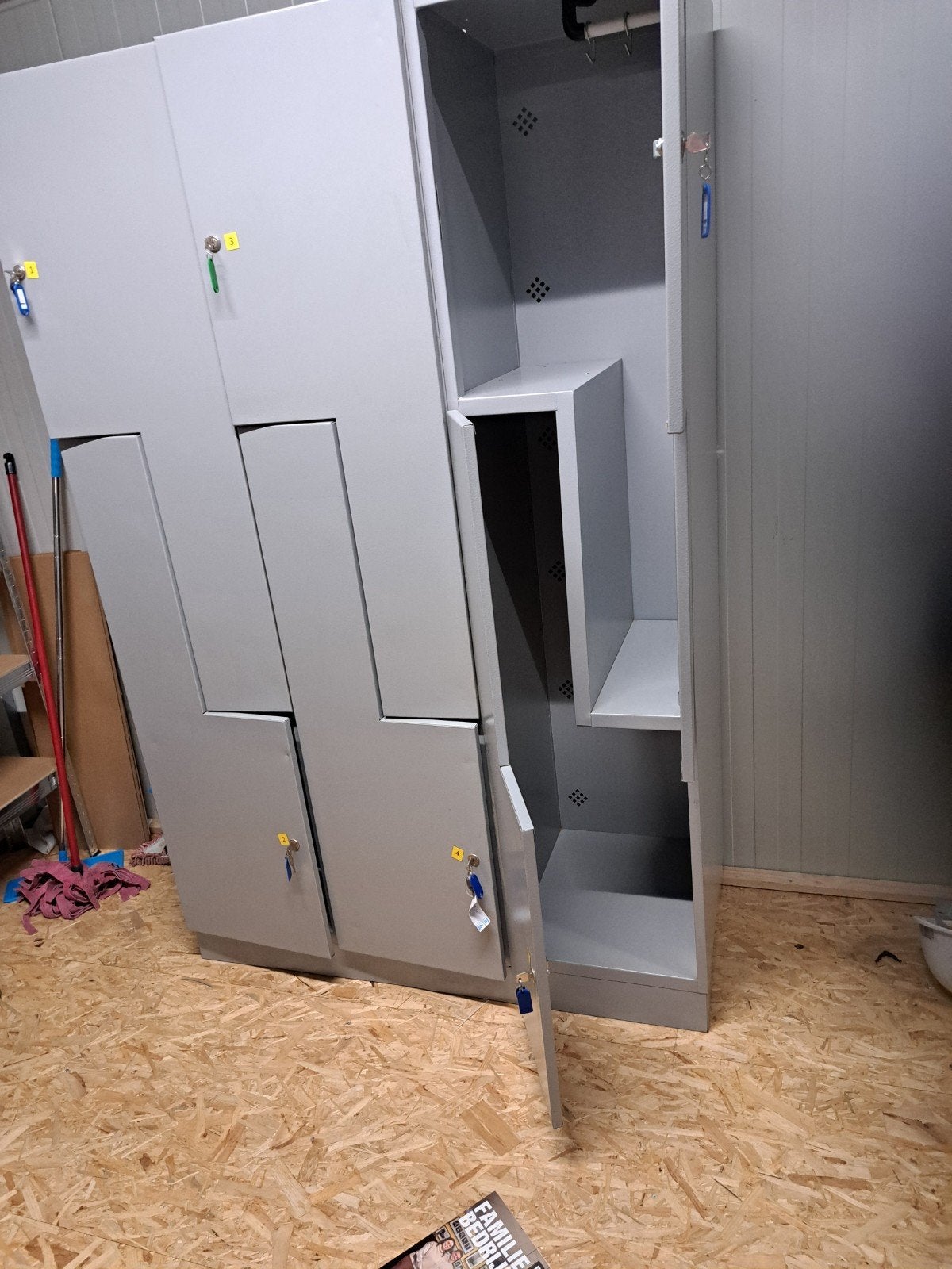 Lockerkast met vakken en sleutels, Ophalen, Gebruikt, Modern, functioneel