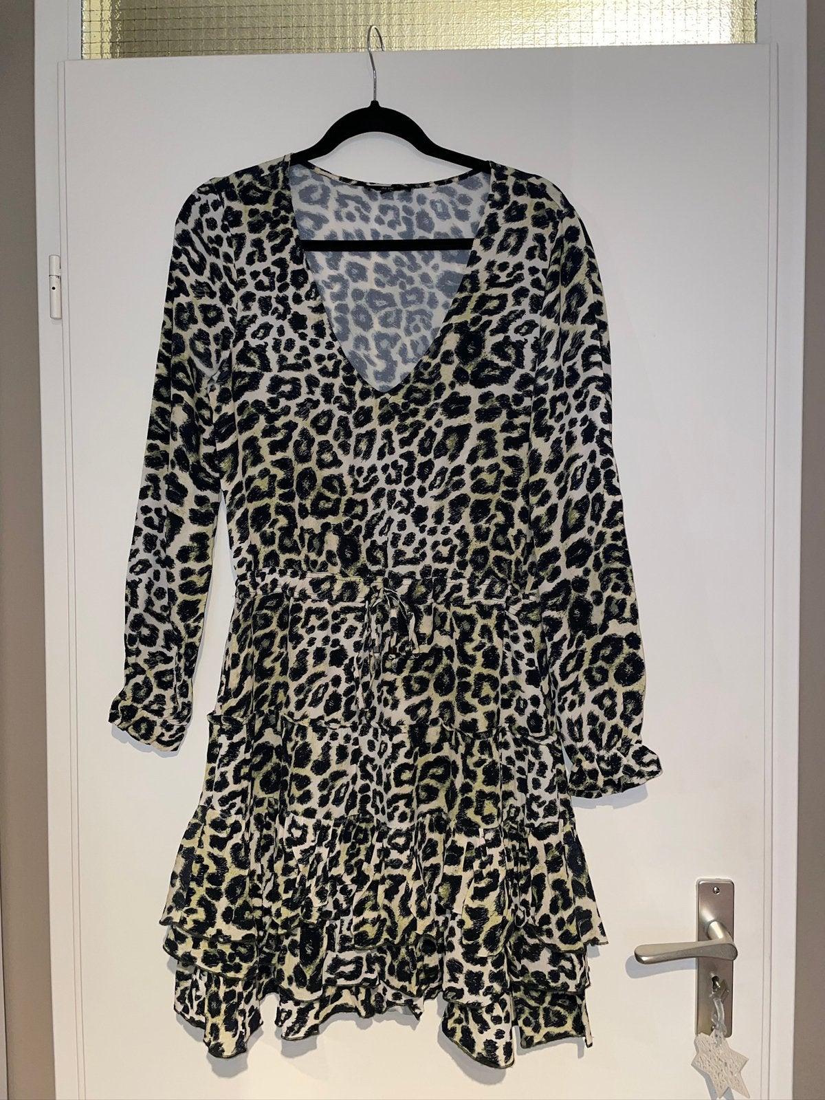 Alix the label panterprint v-hals ruffle jurk dress mt S, Ophalen of Verzenden, Zo goed als nieuw, Knielengte, Maat 36 (S)