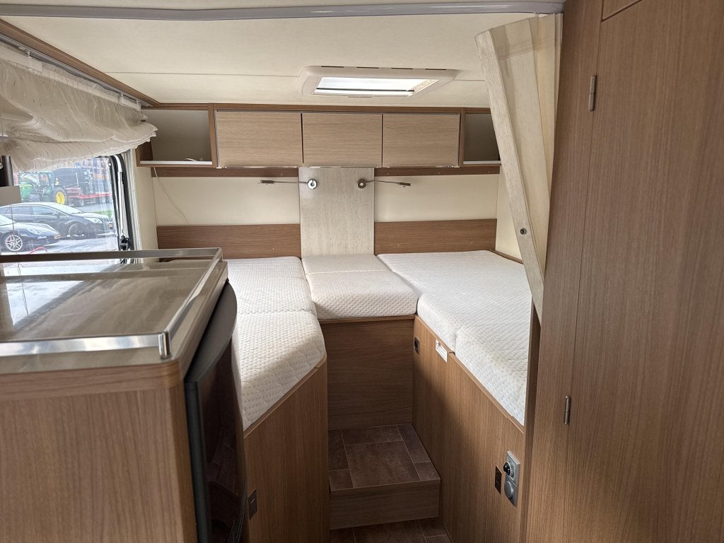 Foto 12 van Bürstner Viseo 690 I bj 2014 lengte bedden vakantie