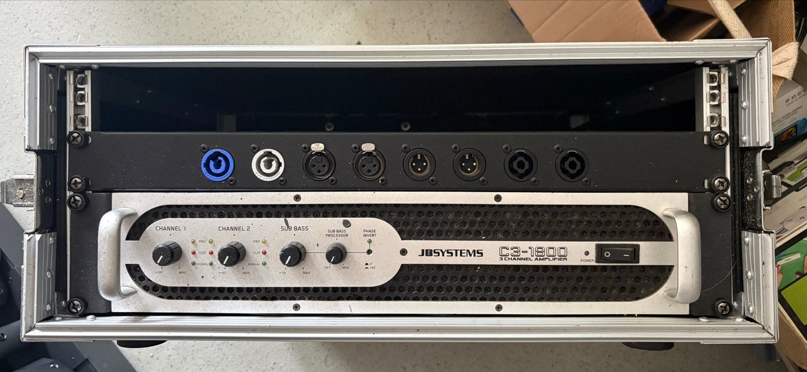 JB Systems C3-1800 3-kanaals versterker in flightcase, Ophalen of Verzenden, Gebruikt, Minder dan 50 watt