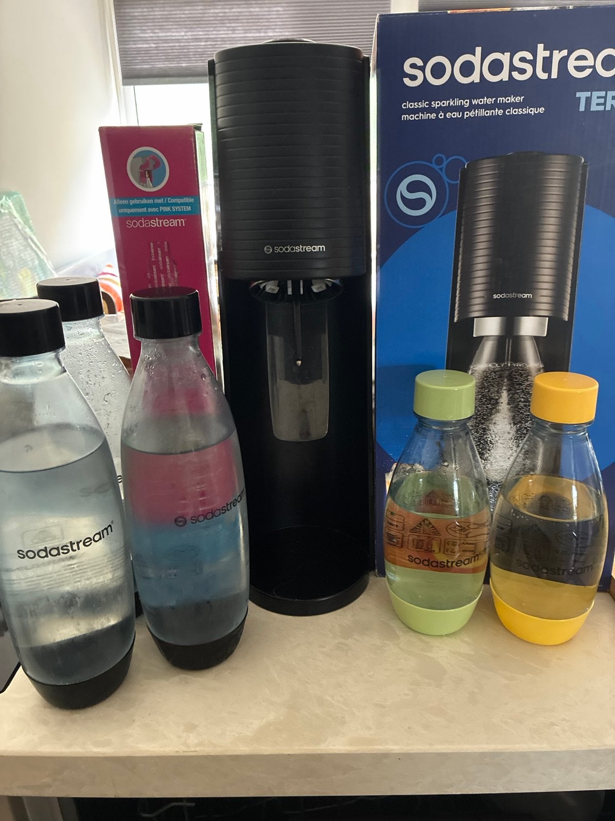 Sodastream Terra met 5 flessen en 2 CO2 cilinders, Ophalen of Verzenden, Zo goed als nieuw