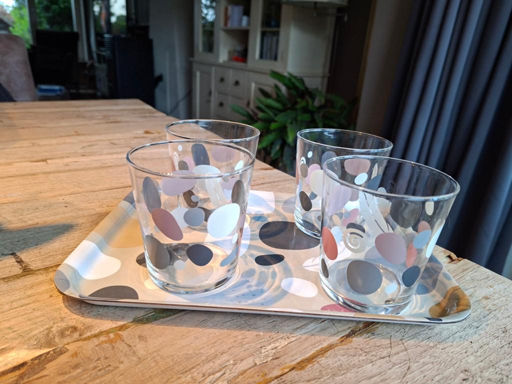 IKEA Sommarflox set: 4 glazen en dienblad (Emma Prowse), Glas, IKEA, Ophalen of Verzenden, Zo goed als nieuw