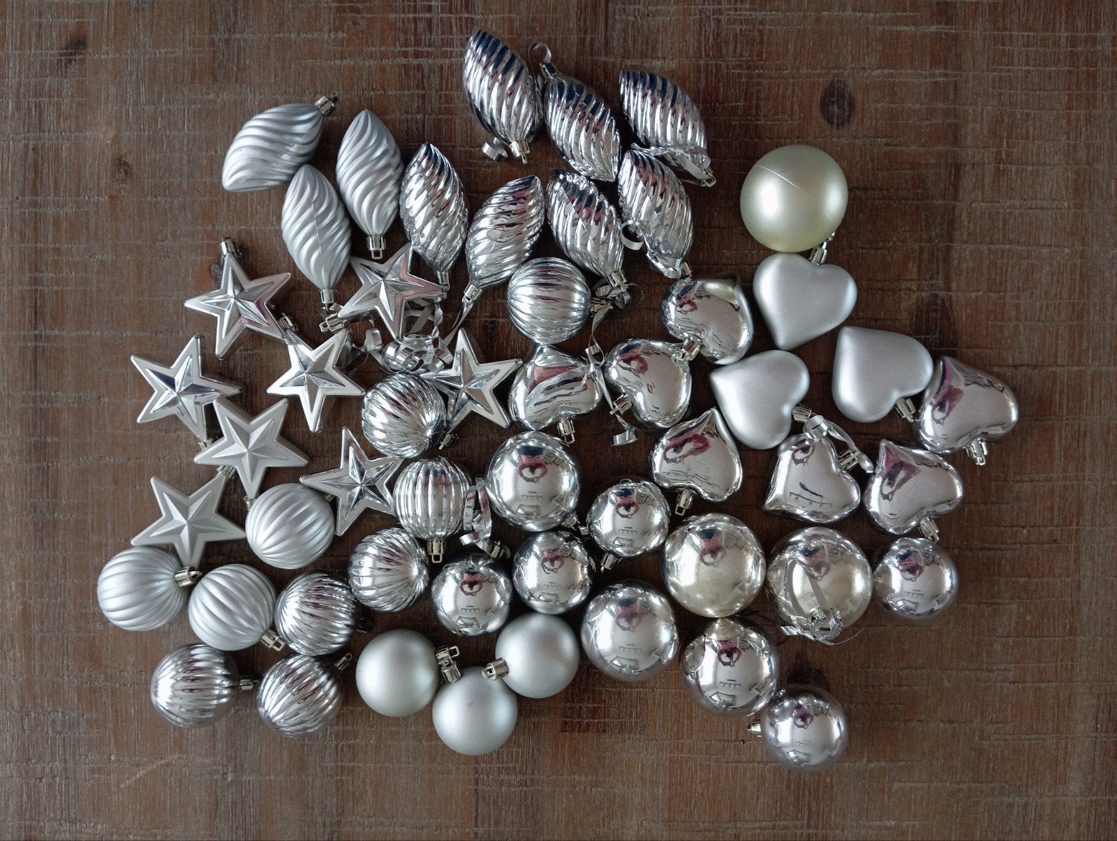 50 zilveren plastic kerstballen en ornamenten, Ophalen of Verzenden
