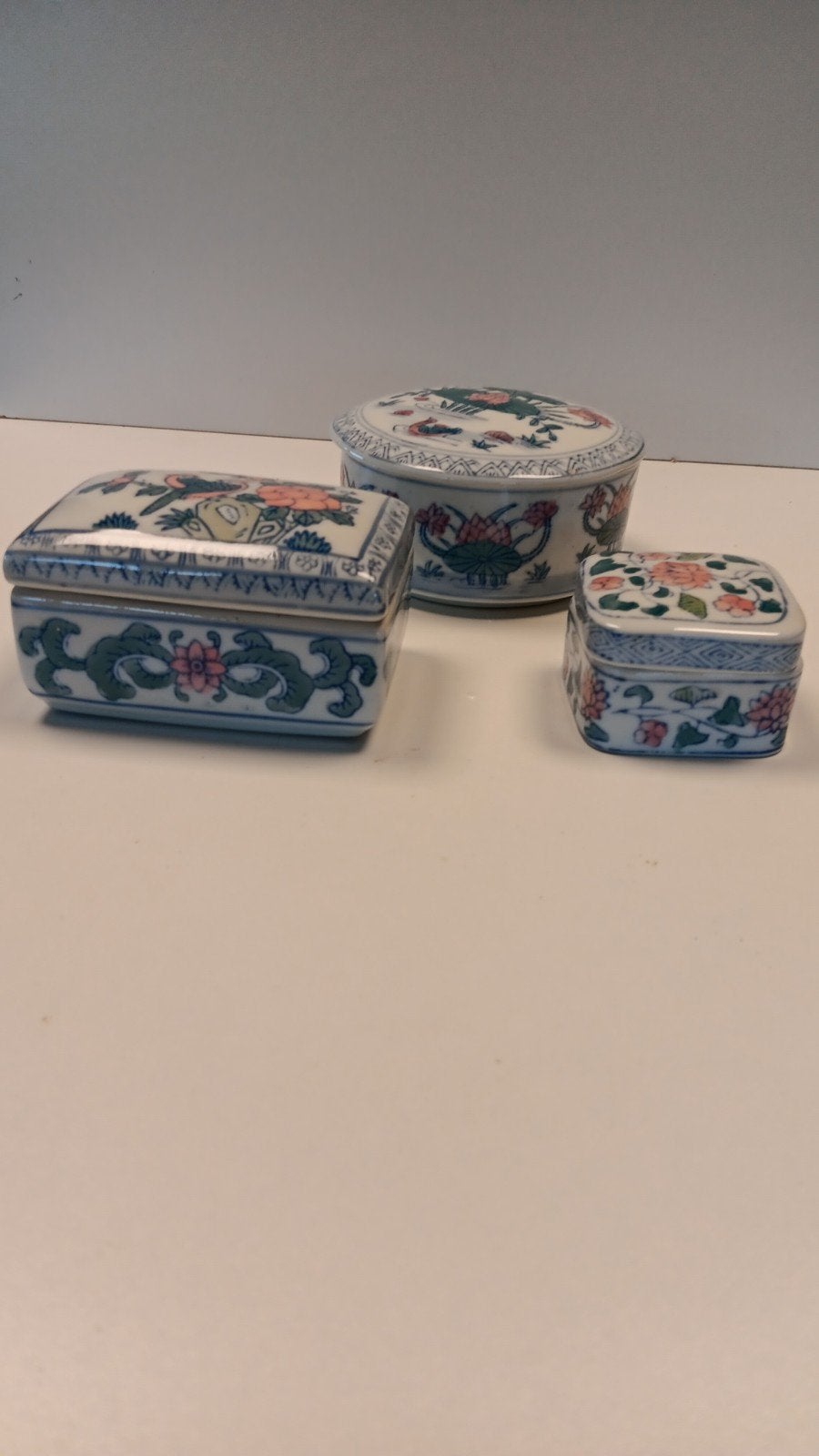 3 chinees porseleinen bakjes met deksel.
Alle 3 de bakjes no, Ophalen of Verzenden