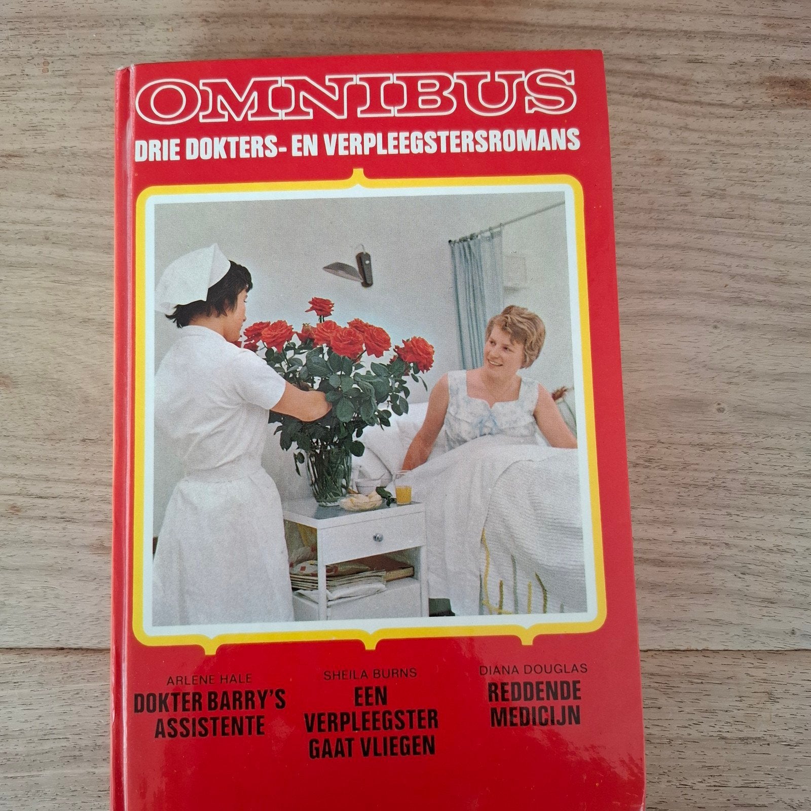 Omnibus drie dokters- en verpleegstersromans, Ophalen of Verzenden, Gelezen