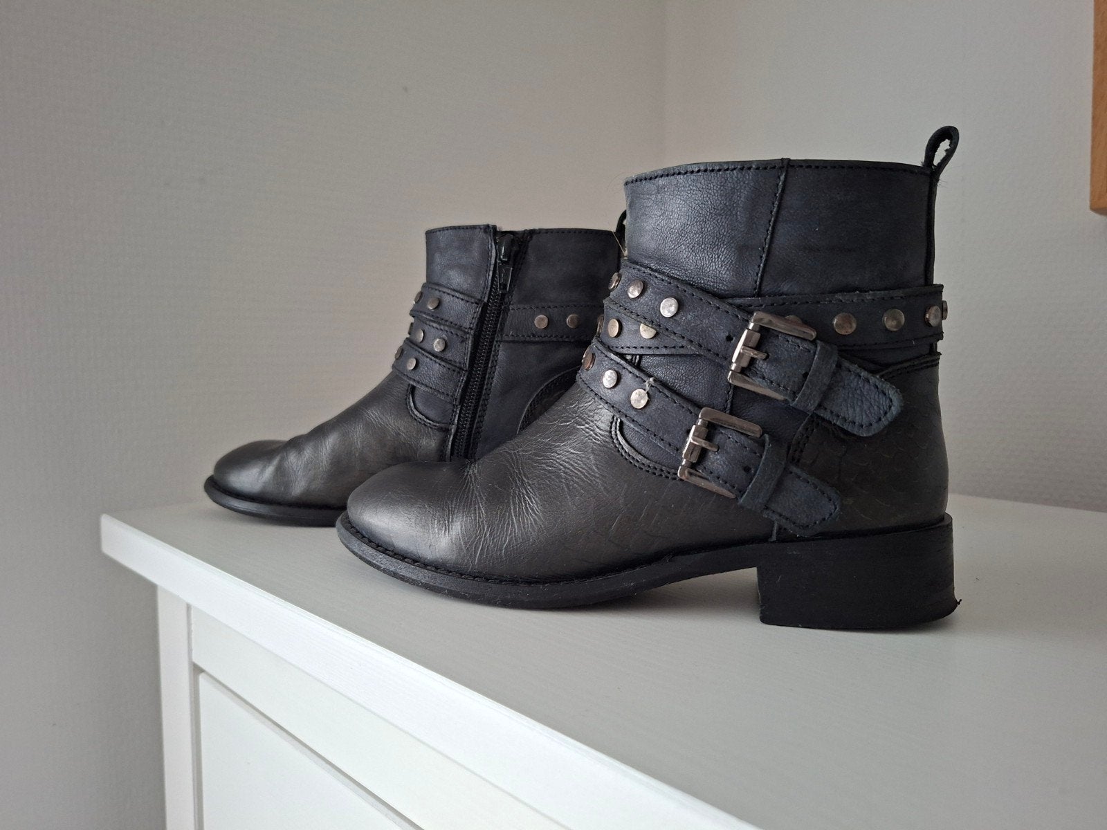 Stoere zwarte leren laarzen met studs - Maat 33, Gebruikt, Meisje, Ophalen of Verzenden, Laarzen