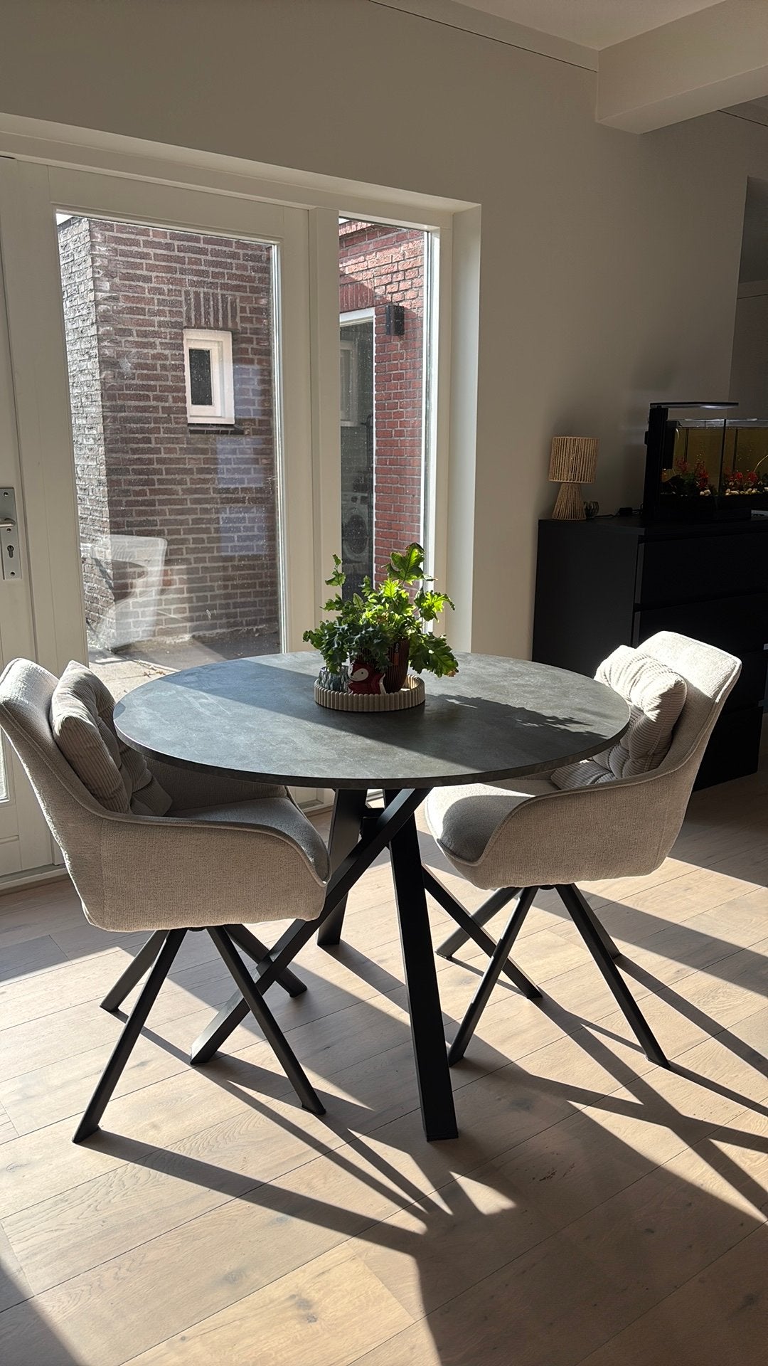 Mariedamm tafel Ikea donkergrijs rond 105cm, Huis en Inrichting, Tafels | Eettafels, Ophalen, Kunststof, Gebruikt, Rond
