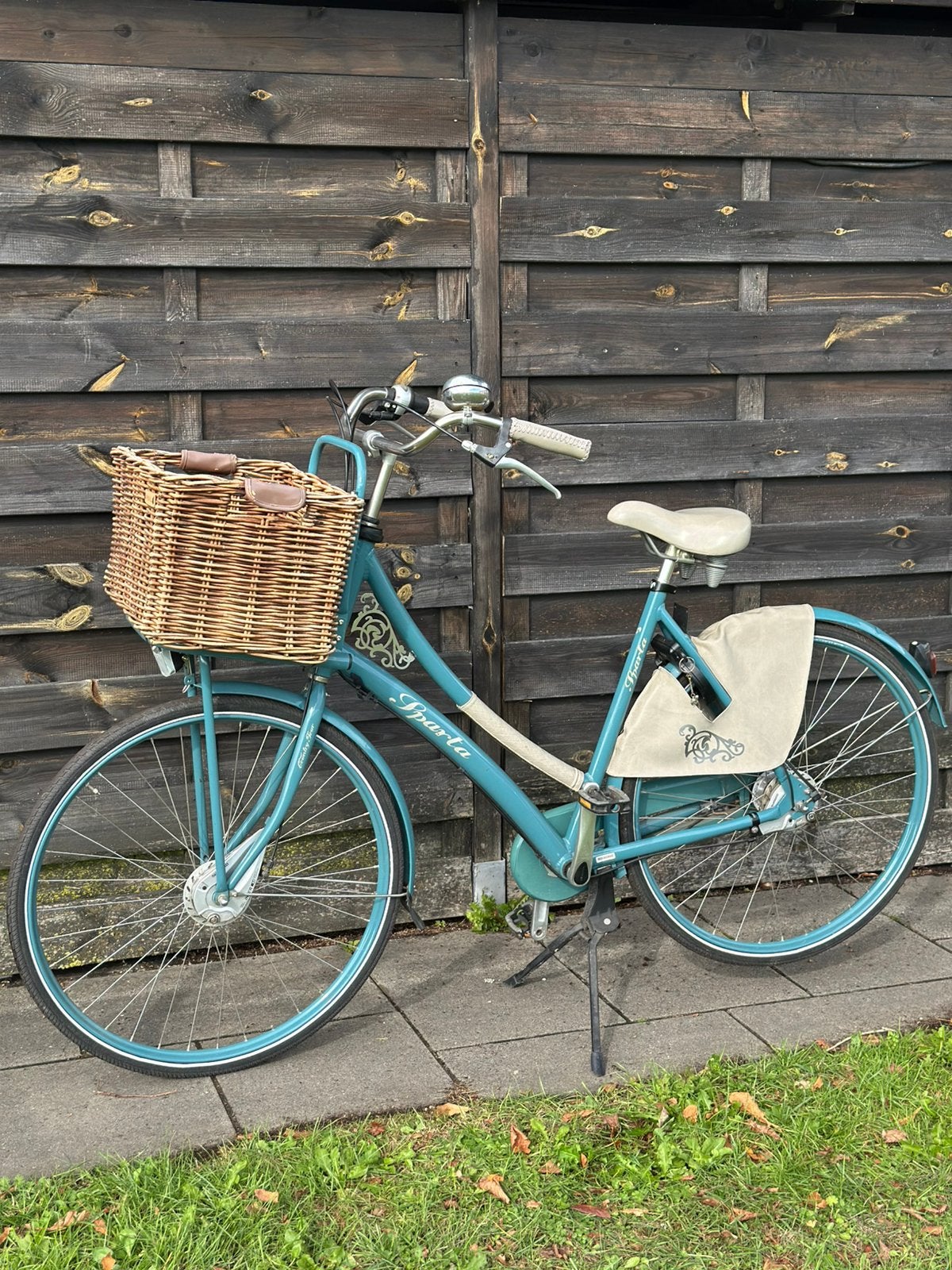 Hele Nette damesfiets sparta met mand, Ophalen, Zo goed als nieuw