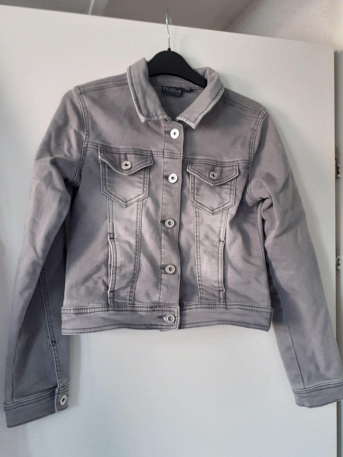 Mooi stretch jeans jasje maat 158, Kinderen en Baby's, Kinderkleding | Maat 158, Meisje, Ophalen of Verzenden, Zo goed als nieuw
