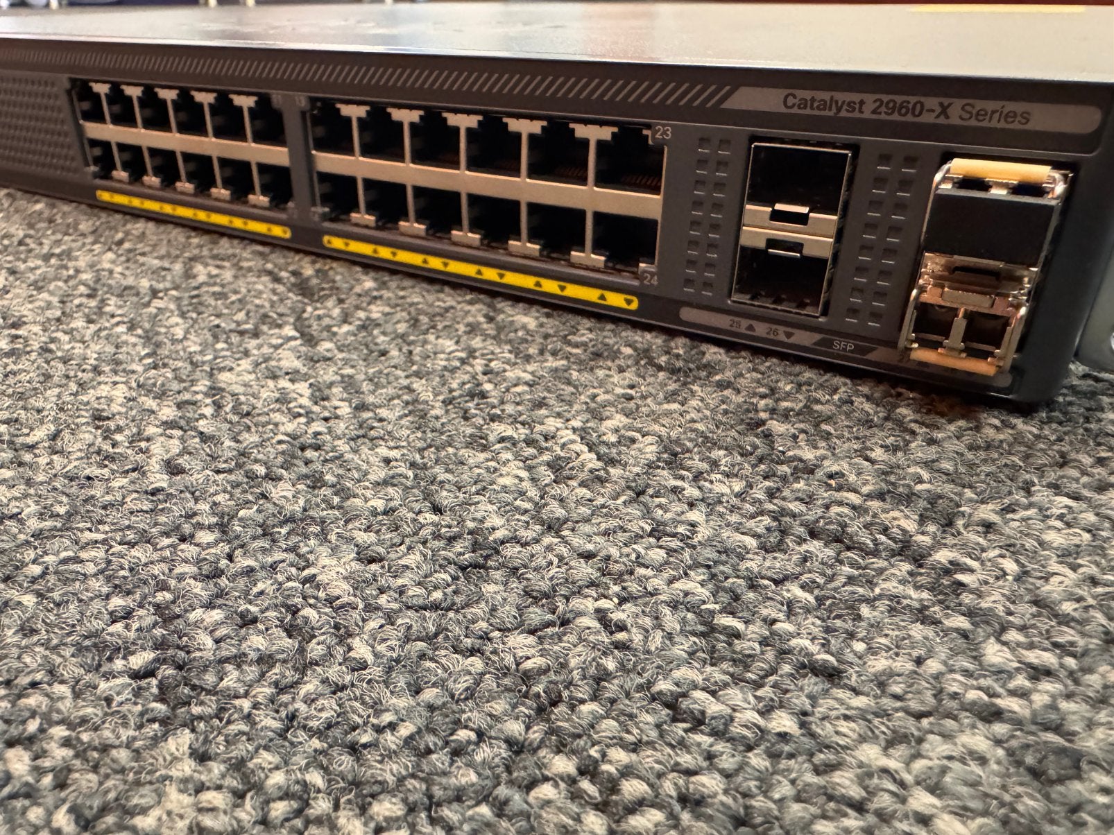 Cisco Catalyst 2960-X 24-Port Gigabit Managed Switch +4x SFP, Computers en Software, Netwerk switches, Gebruikt, Ophalen of Verzenden