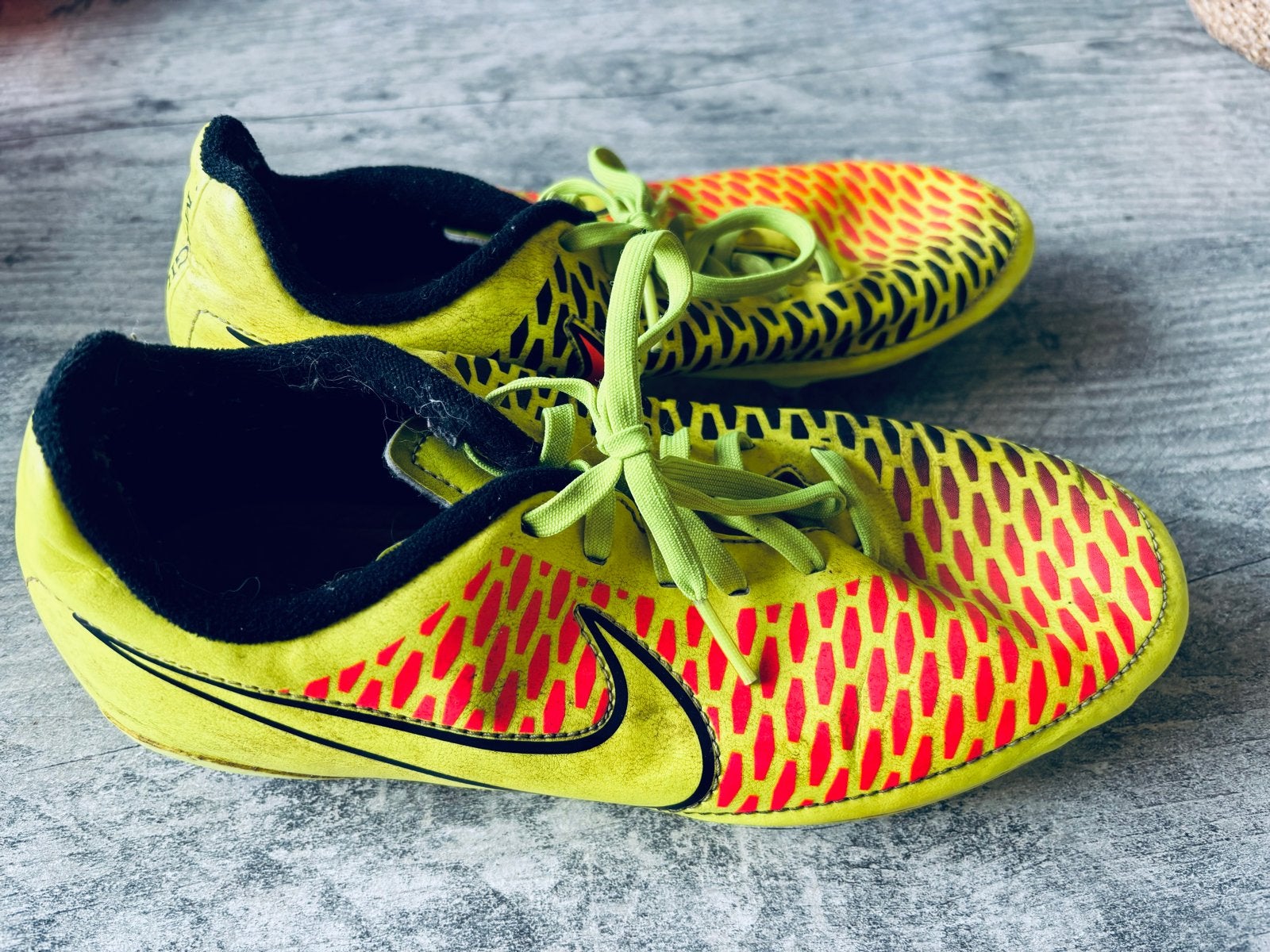 Dames Voetbalschoenen Maat 38 - Geel/Rood, Ophalen of Verzenden, Gebruikt, Schoenen