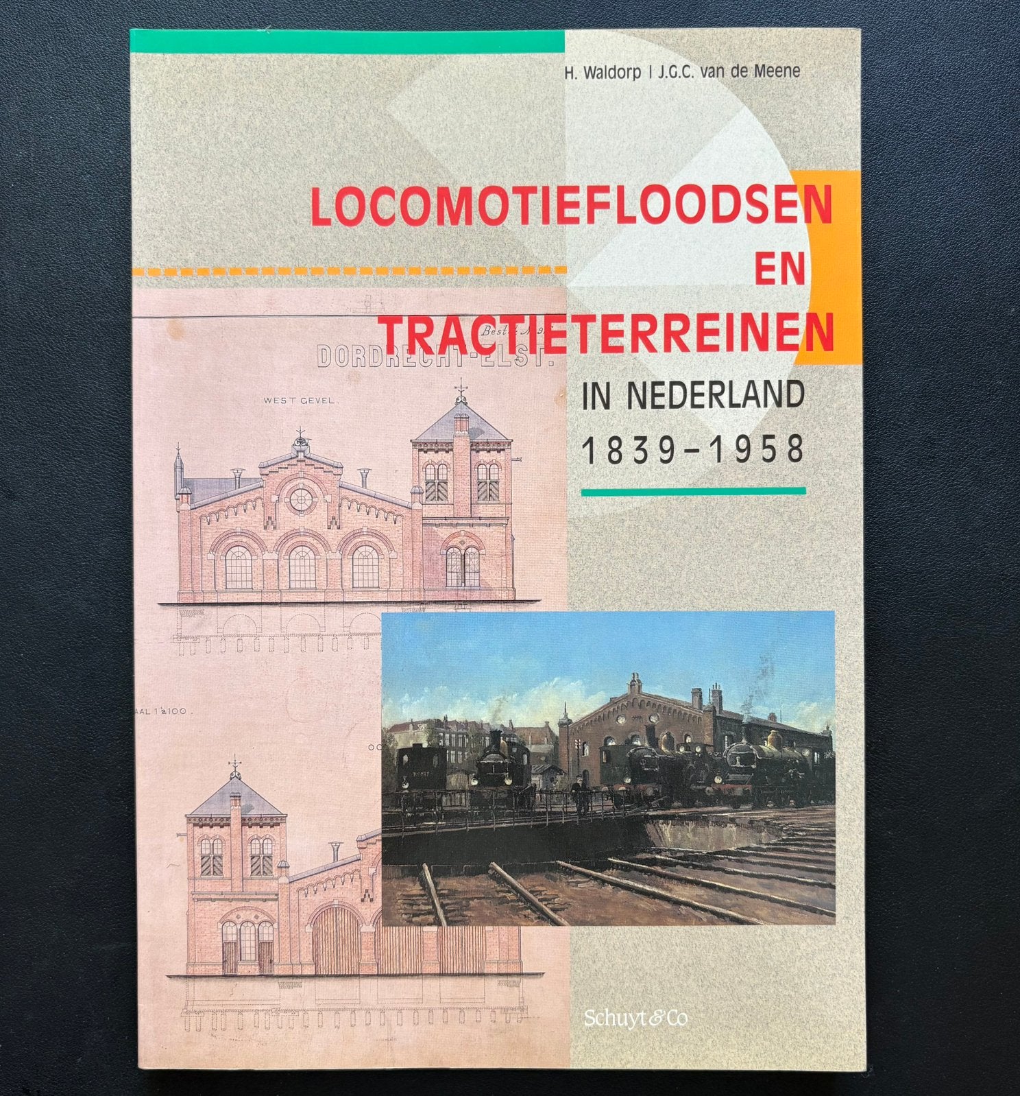 Locomotiefloodsen en tractieterreinen in Nederland (1992), Verzamelen, Ophalen of Verzenden, Zo goed als nieuw, Trein, Boek of Tijdschrift