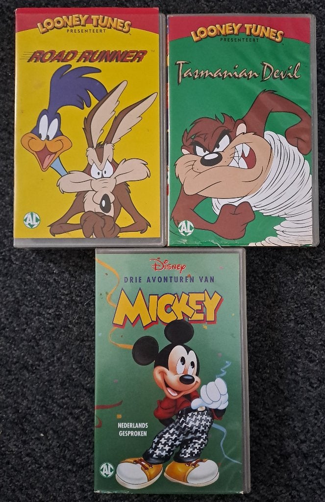 3 VHS-banden - Mickey, Roadrunner en Tasmanian Devil, Alle leeftijden, Ophalen of Verzenden, Zo goed als nieuw, Kinderprogramma of -film